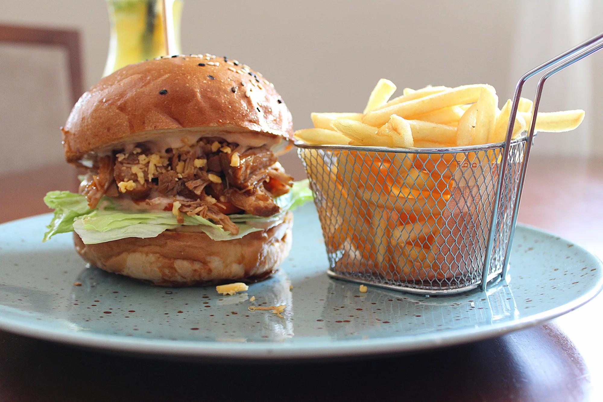 Burger podle výběru ze 2 druhů, hranolky a limonáda pro 1 nebo 2 osoby