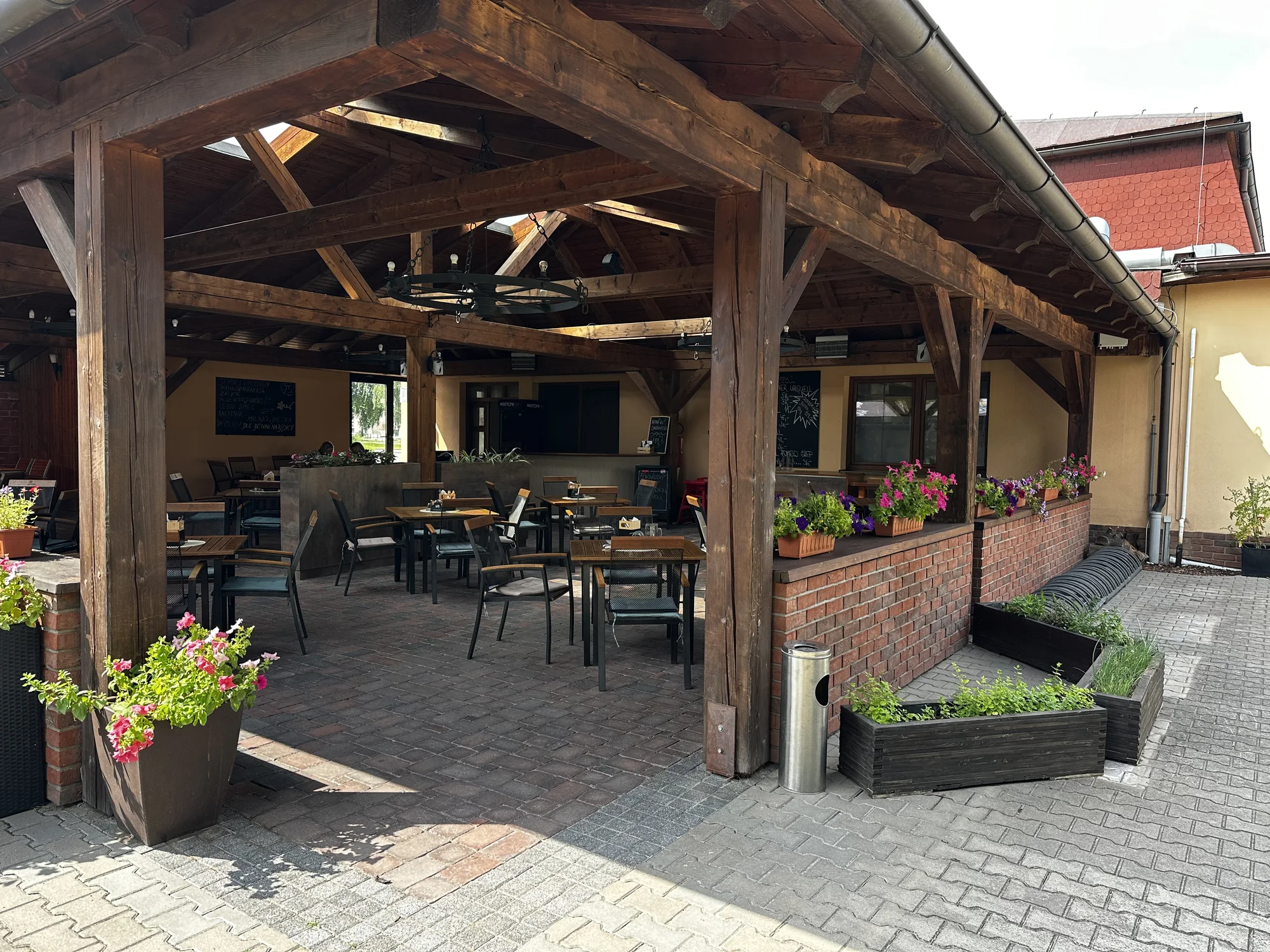 Burger podle výběru ze 2 druhů, hranolky a limonáda pro 1 nebo 2 osoby