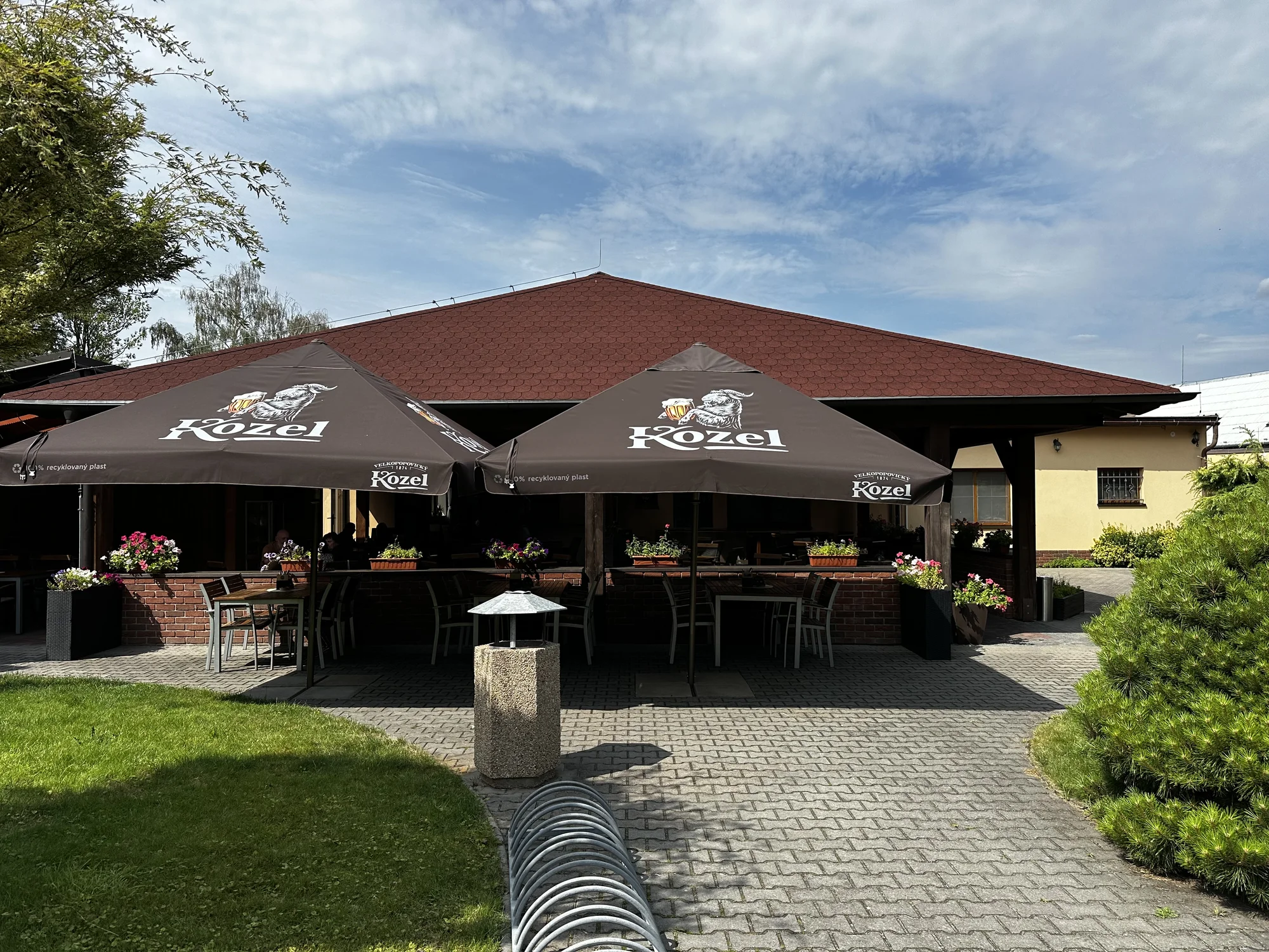 Burger podle výběru ze 2 druhů, hranolky a limonáda pro 1 nebo 2 osoby