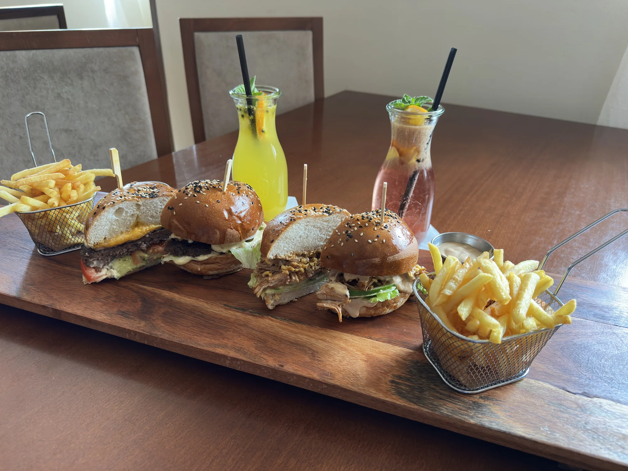 Burger podle výběru ze 2 druhů, hranolky a limonáda pro 1 nebo 2 osoby