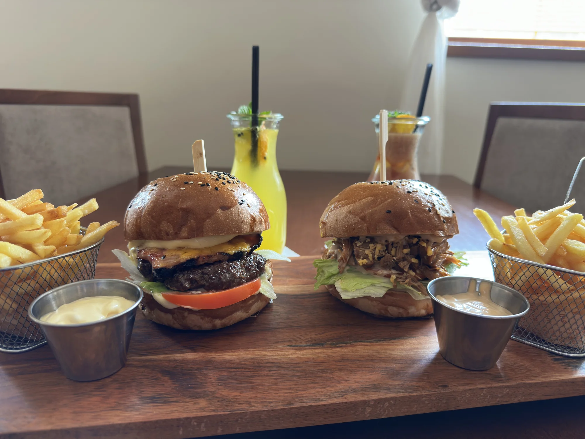 Burger podle výběru ze 2 druhů, hranolky a limonáda pro 1 nebo 2 osoby
