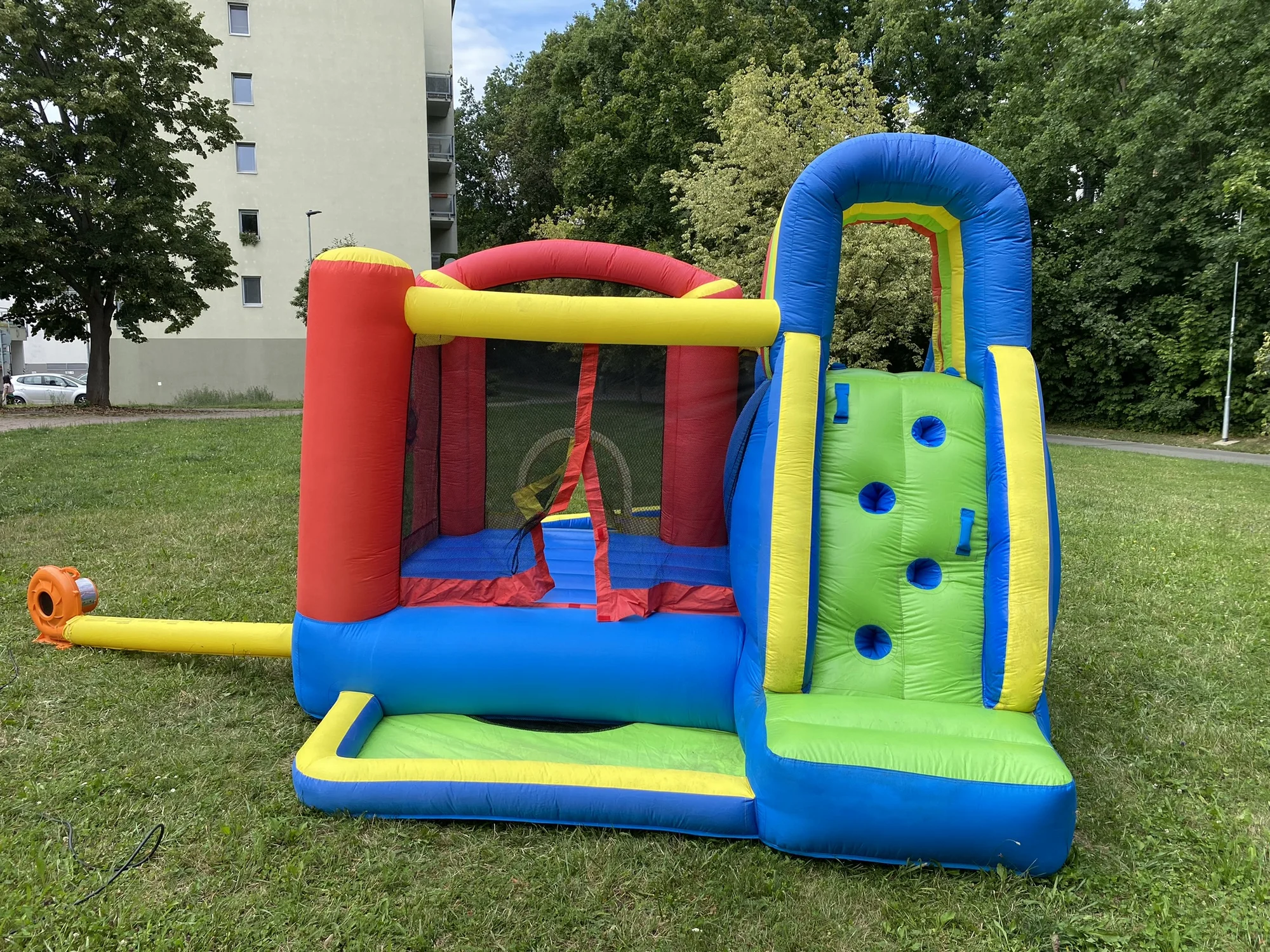 Zapůjčení skákacího hradu pro děti: klasický, vodní i rytířský, na 1–3 dny