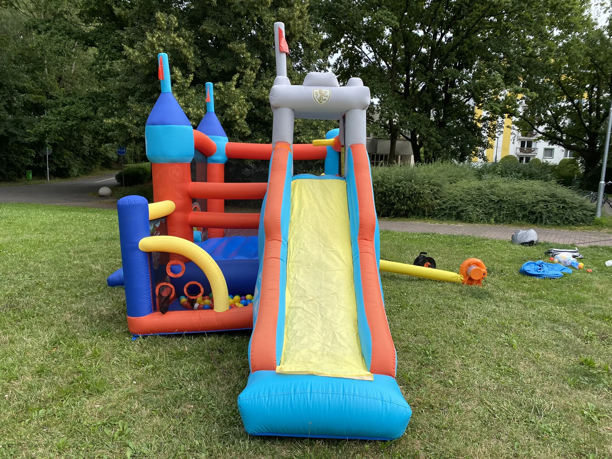 Zapůjčení skákacího hradu pro děti: klasický, vodní i rytířský, na 1–3 dny