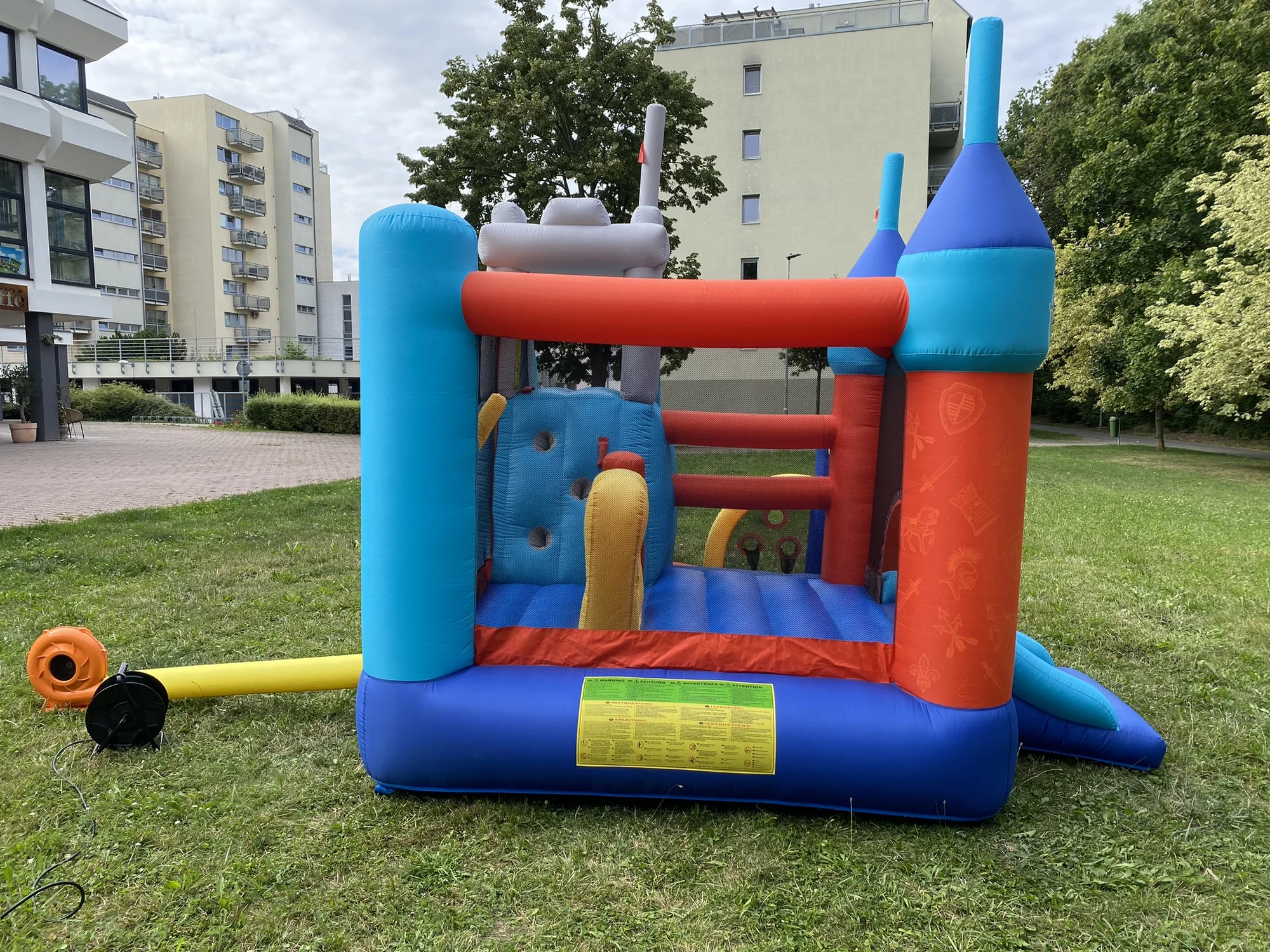 Zapůjčení skákacího hradu pro děti: klasický, vodní i rytířský, na 1–3 dny