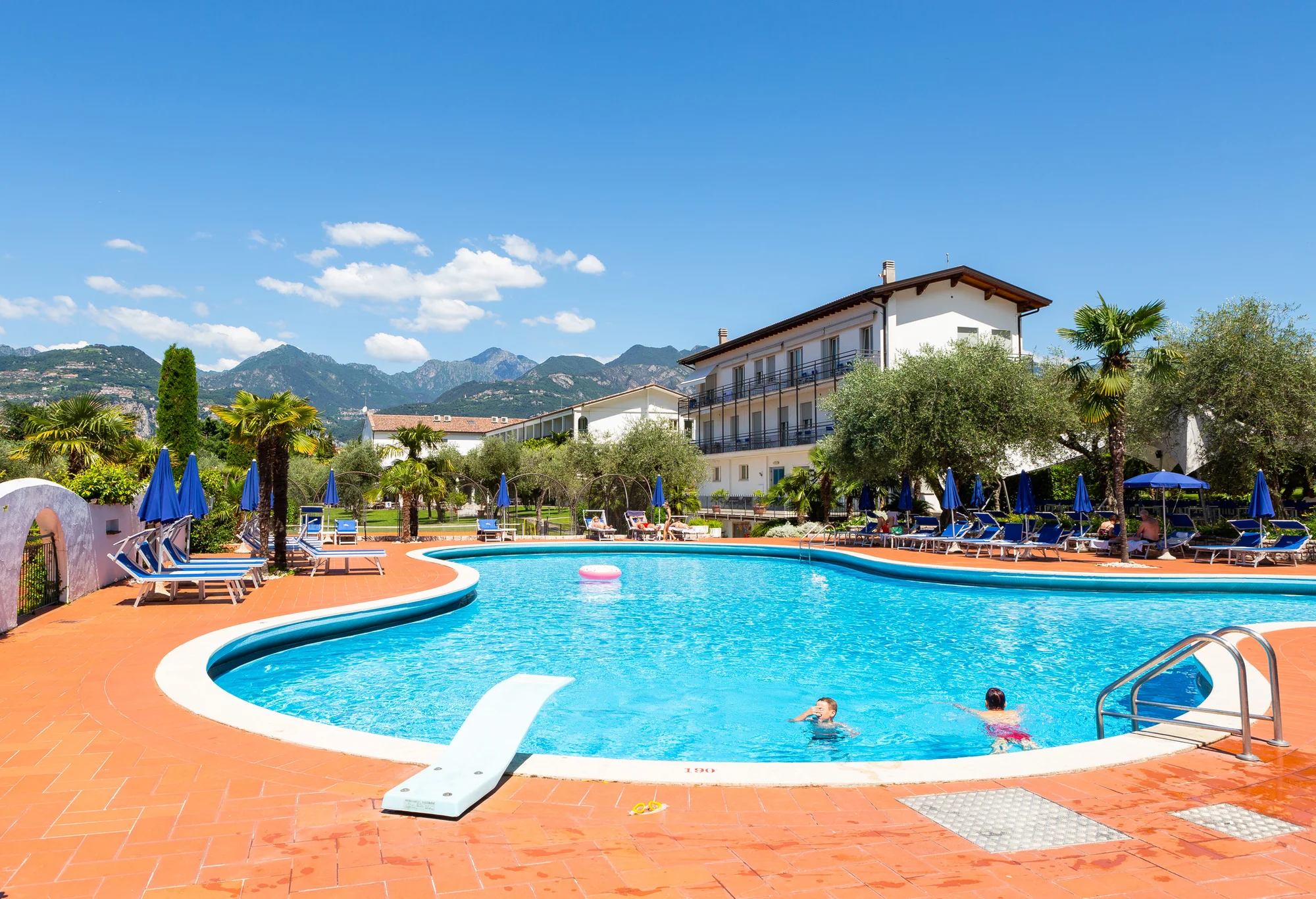 Dovolená u jezera Garda: 3* hotelový komplex se snídaní, tenis, vodní sporty i turistika