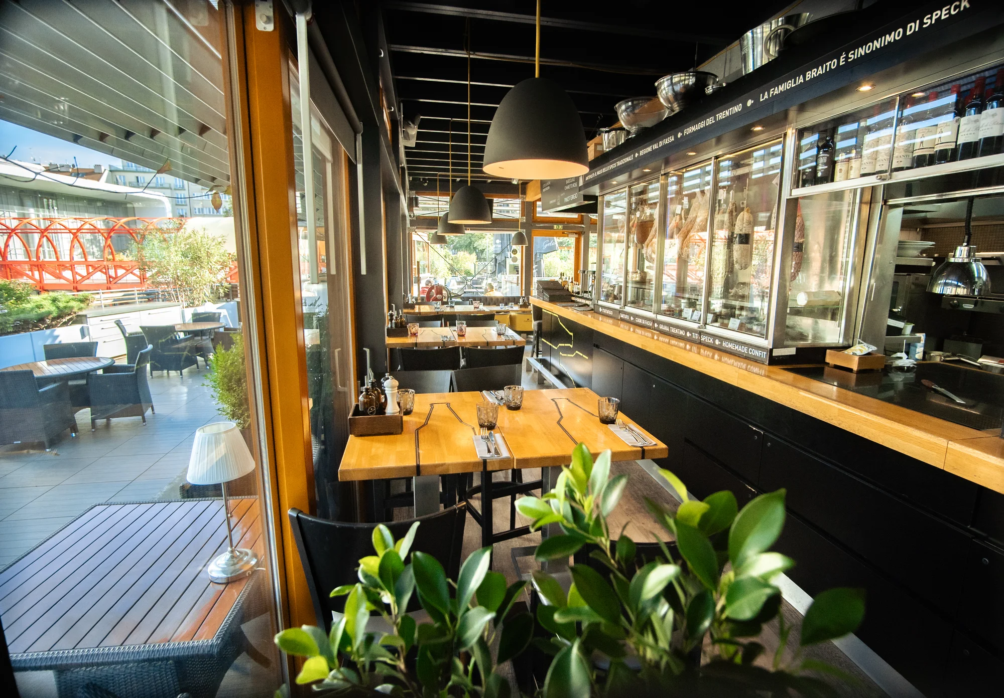 Dárkové poukazy na jídlo i nápoje ve 3 restauracích Žižkovské věže: Miminoo, Oblaca a Bistro 66
