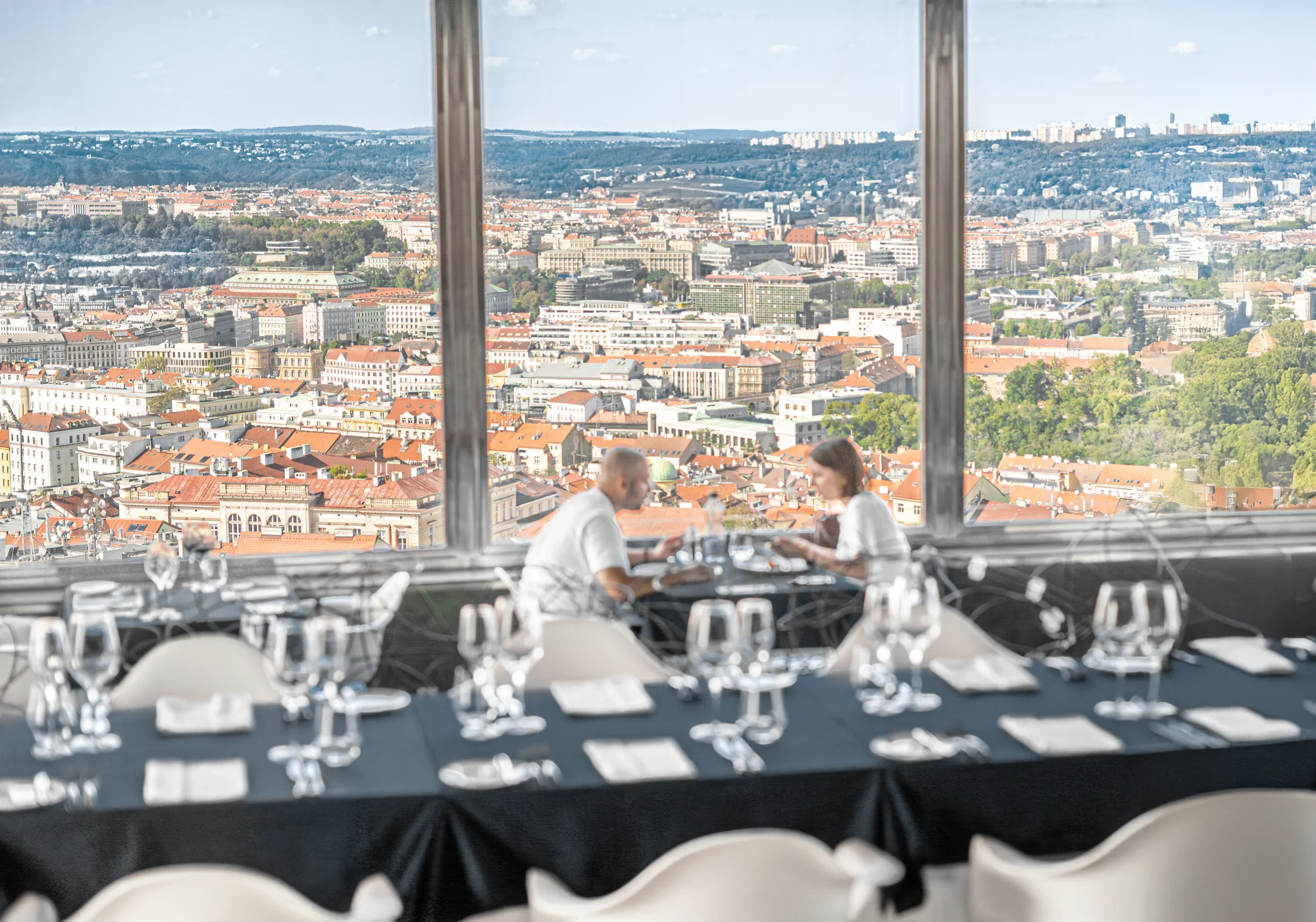 Dárkové poukazy na jídlo i nápoje ve 3 restauracích Žižkovské věže: Miminoo, Oblaca a Bistro 66
