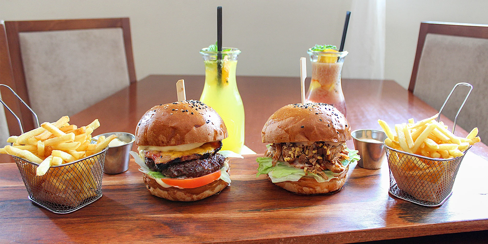Burger podle výběru ze 2 druhů, hranolky a limonáda pro 1 nebo 2 osoby
