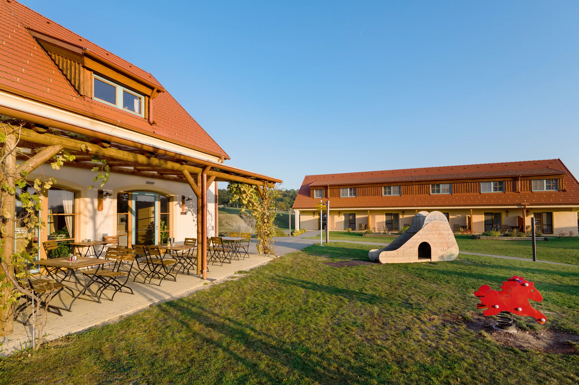 Rodinná dovolená v Rakousku: hotel s polopenzí a wellness, malá zoo i venkovní bazény