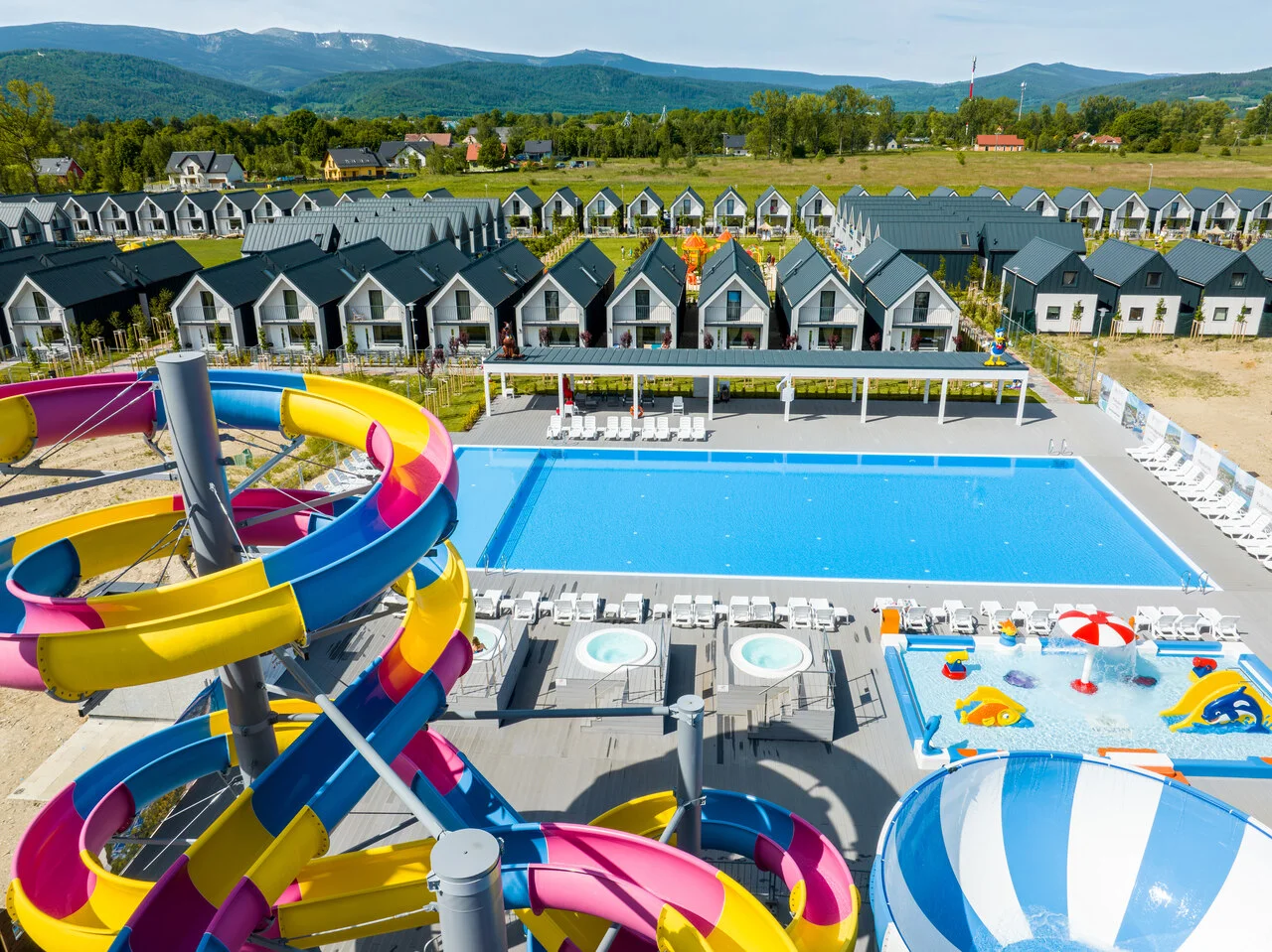 Jelenia Góra: zážitkový resort s aquaparkem i animačním programem, bydlení v moderních domcích