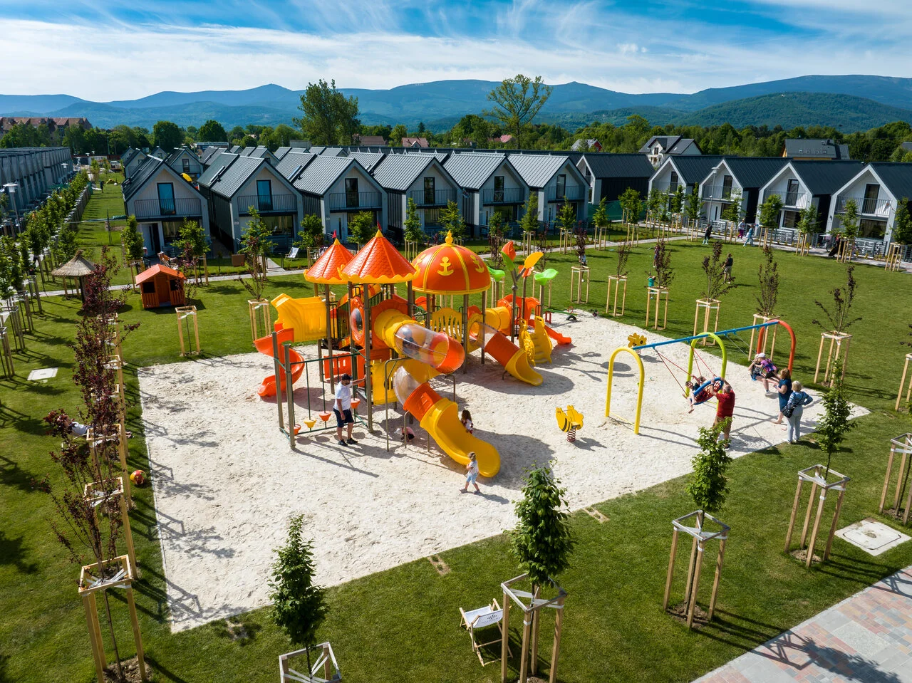 Jelenia Góra: zážitkový resort s aquaparkem i animačním programem, bydlení v moderních domcích