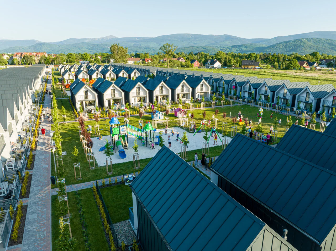 Jelenia Góra: zážitkový resort s aquaparkem i animačním programem, bydlení v moderních domcích