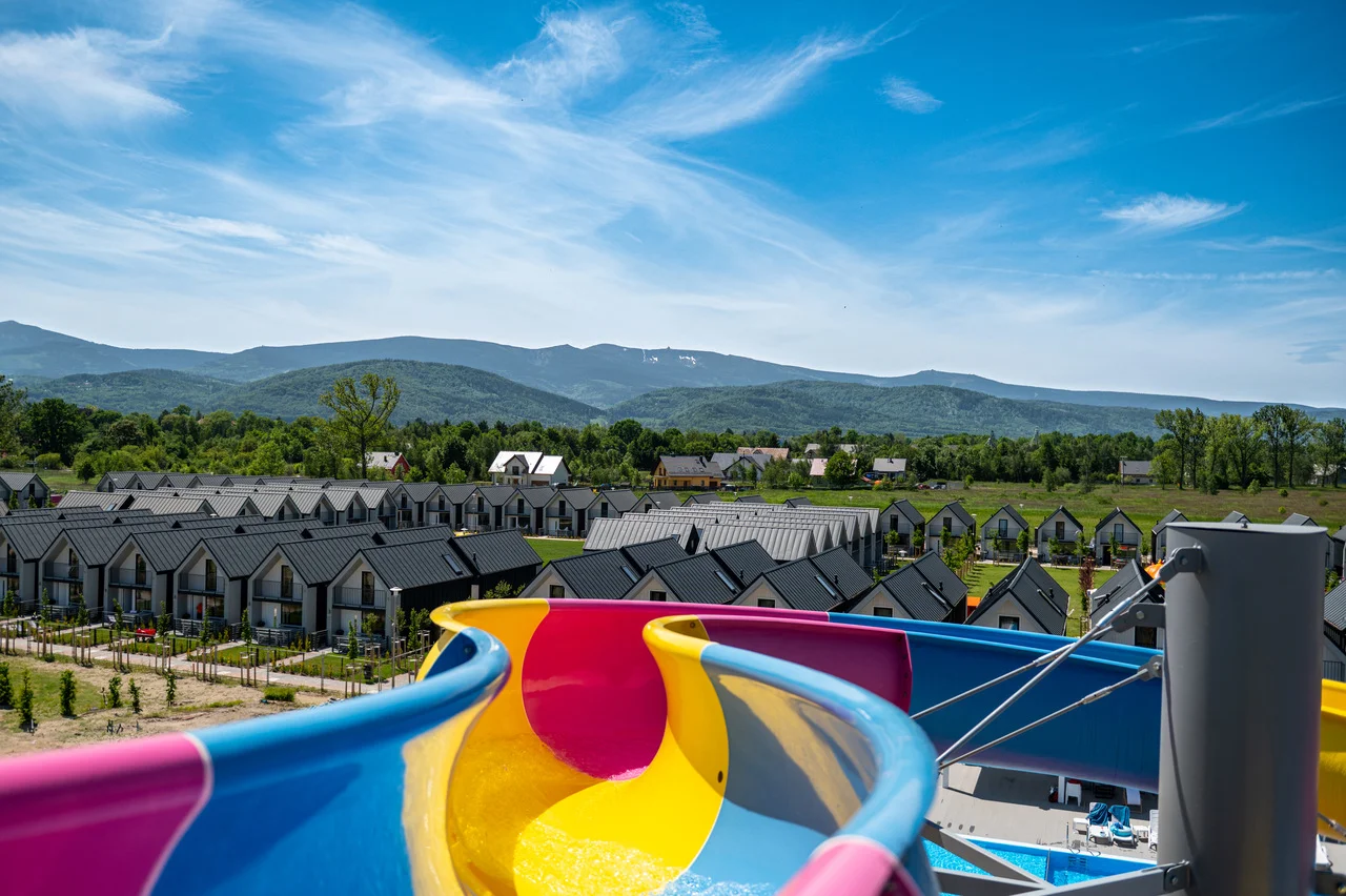 Jelenia Góra: zážitkový resort s aquaparkem i animačním programem, bydlení v moderních domcích