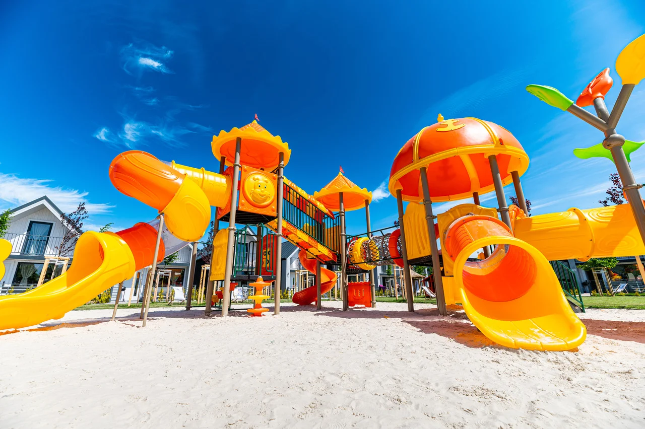 Jelenia Góra: zážitkový resort s aquaparkem i animačním programem, bydlení v moderních domcích