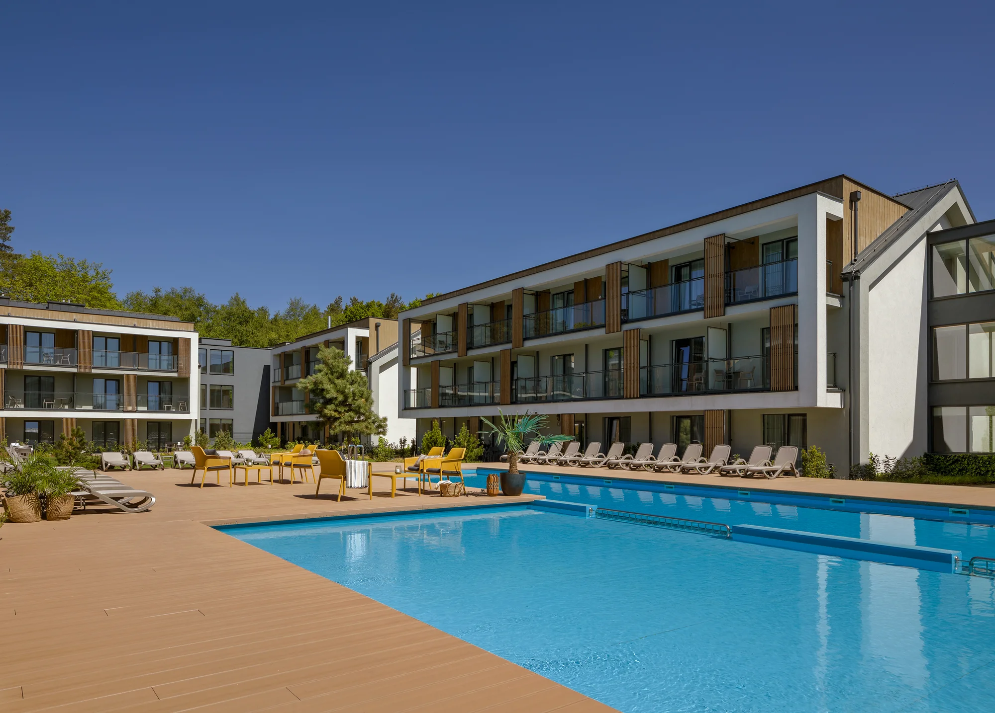Dovolená u Baltu pro páry i rodiny: moderní resort s wellness, bazénem a jídlem, 5 min. od pláže