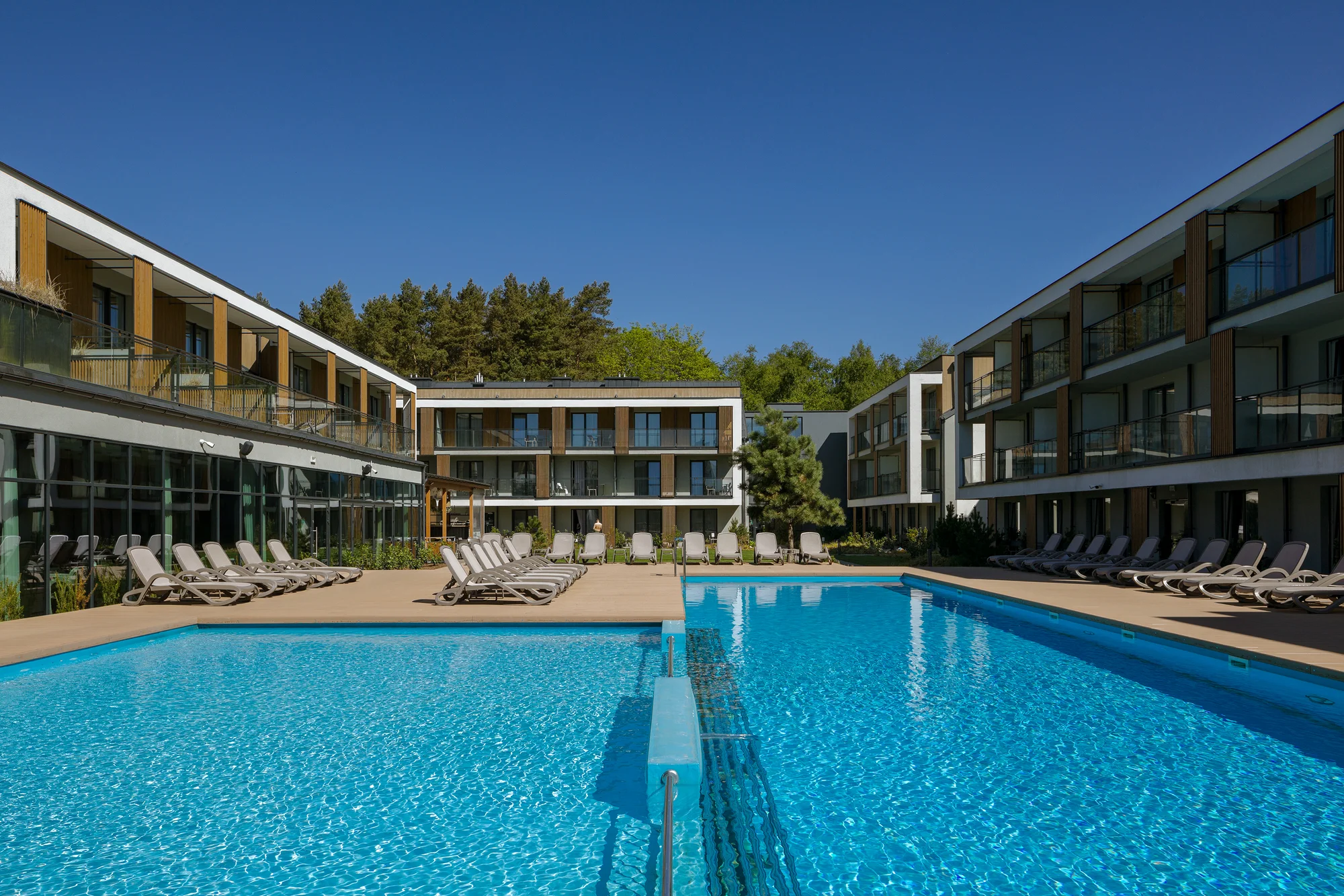 Dovolená u Baltu pro páry i rodiny: moderní resort s wellness, bazénem a jídlem, 5 min. od pláže