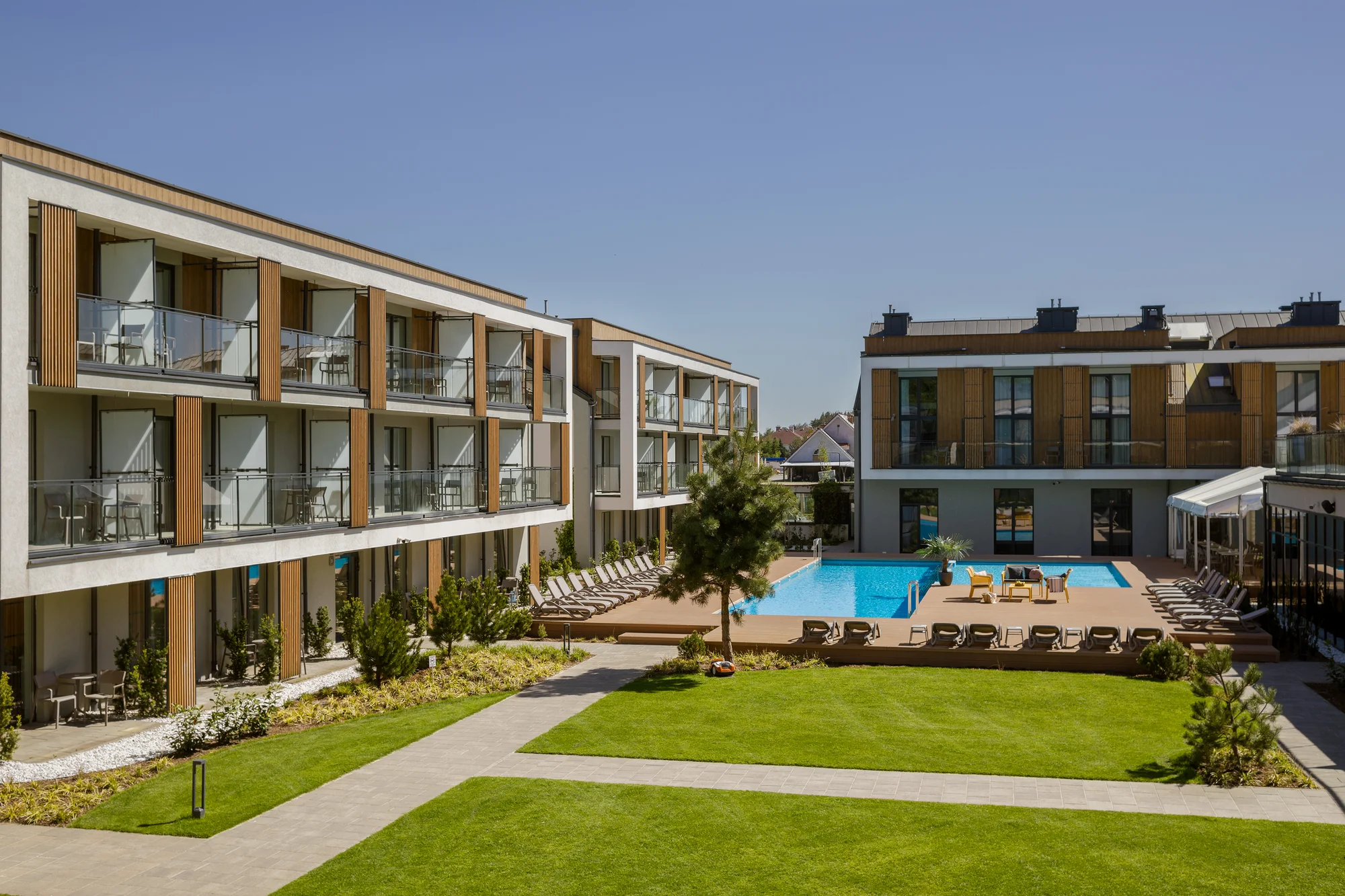 Dovolená u Baltu pro páry i rodiny: moderní resort s wellness, bazénem a jídlem, 5 min. od pláže