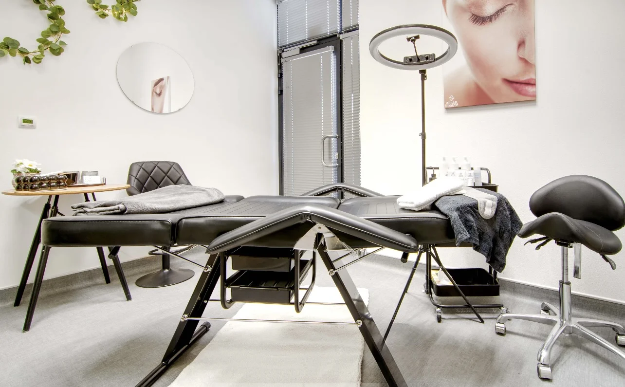 Svůdný pohled za všech okolností: lash lifting pro natočené řasy a laminace obočí