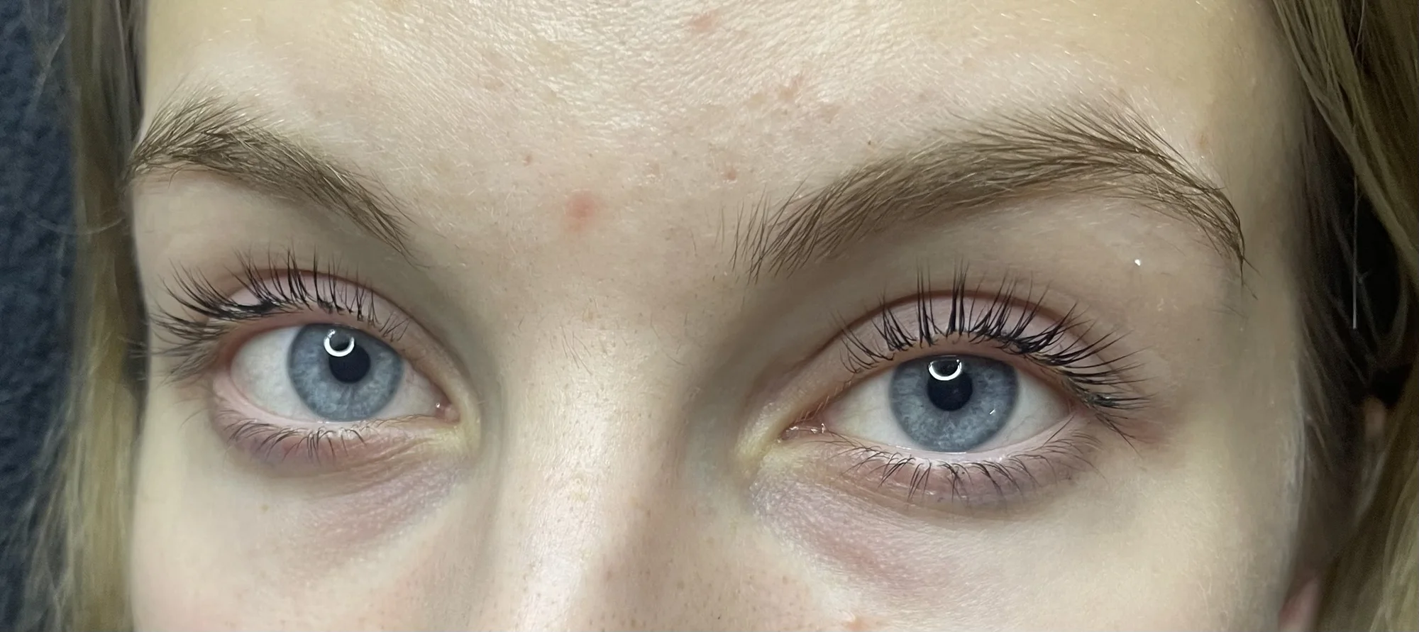 Svůdný pohled za všech okolností: lash lifting pro natočené řasy a laminace obočí