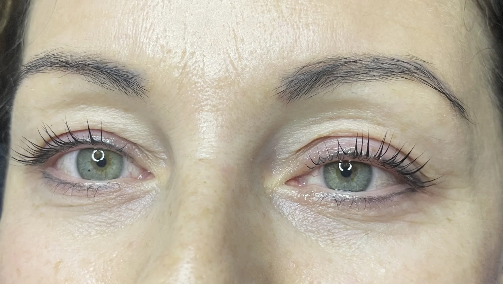 Svůdný pohled za všech okolností: lash lifting pro natočené řasy a laminace obočí