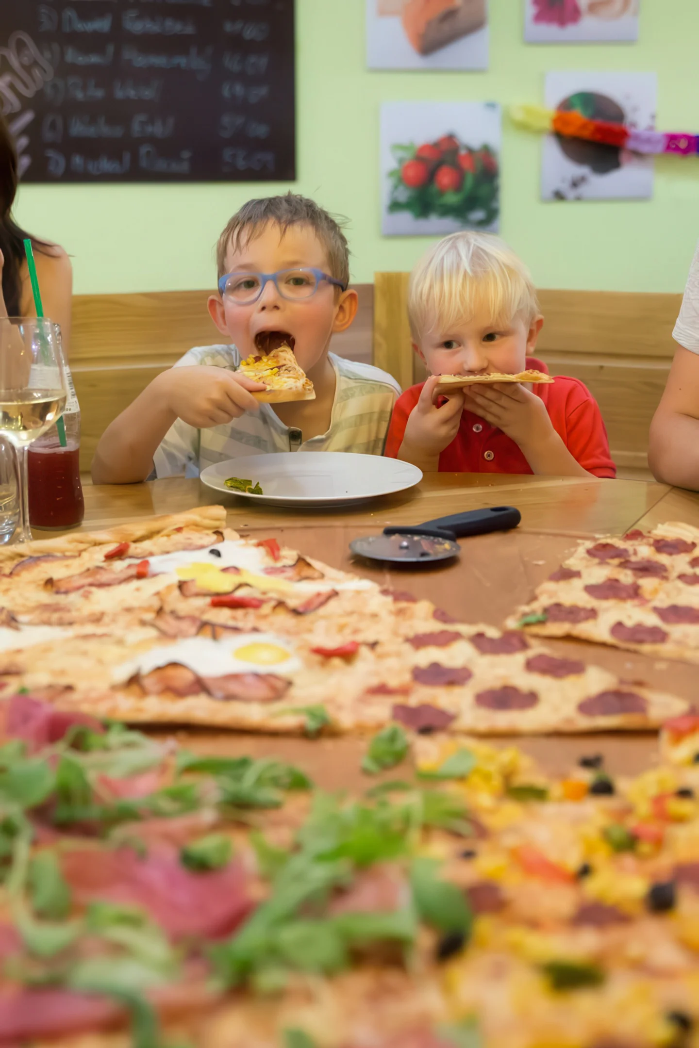 Obří křupavá pizza o průměru 100 cm podle výběru ze 32 druhů