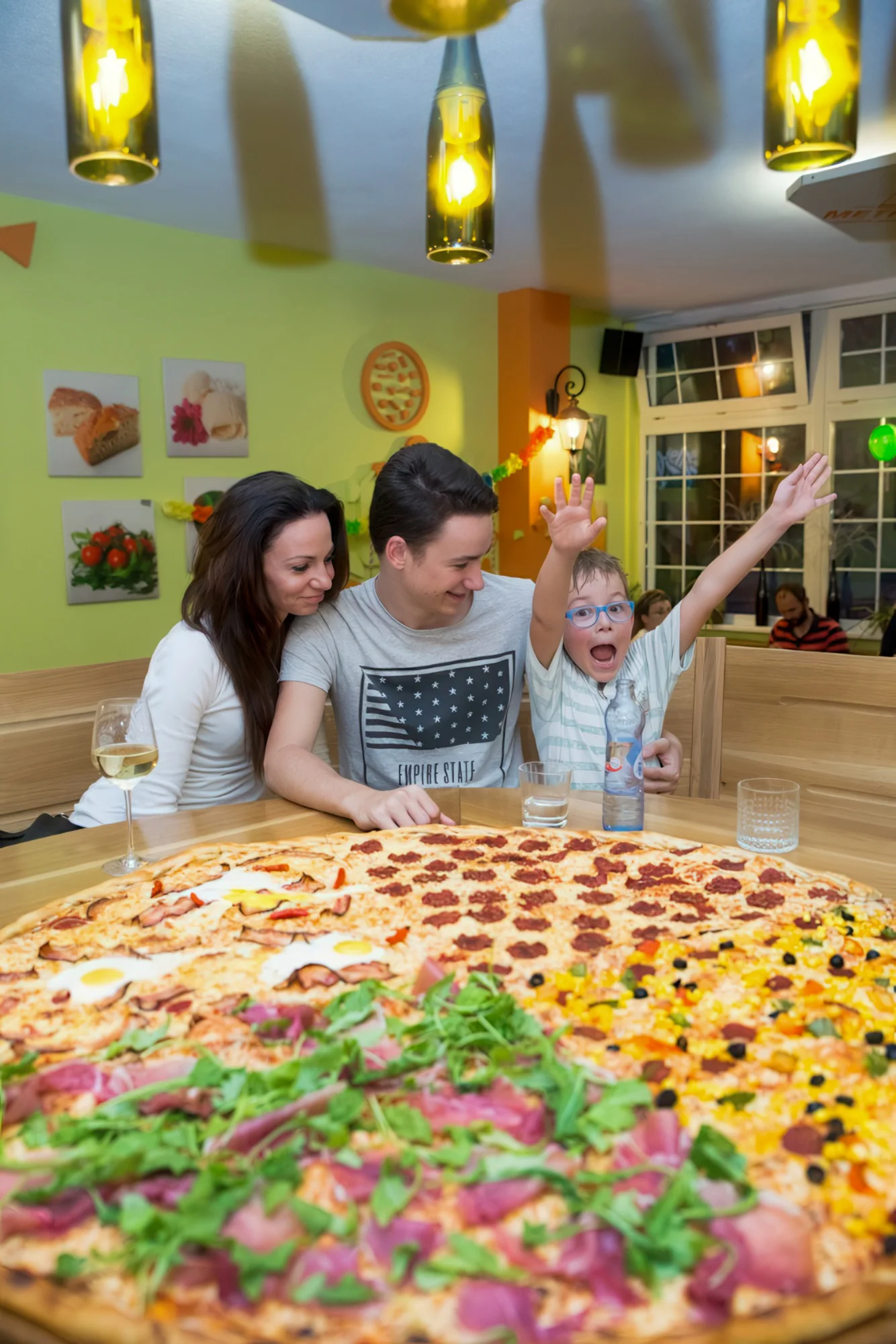 Obří křupavá pizza o průměru 100 cm podle výběru ze 32 druhů