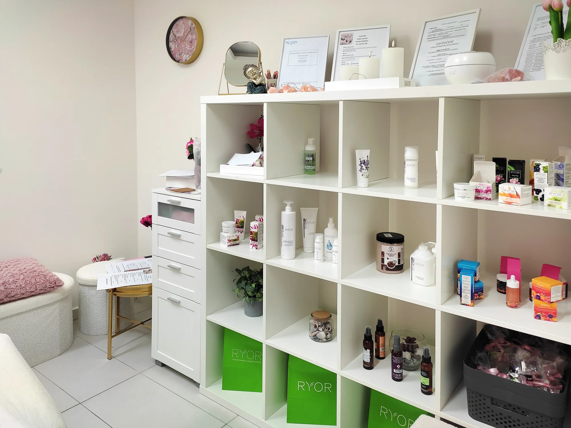 Kosmetické ošetření pleti: peeling, ultrazvuková špachtle i masáž obličeje