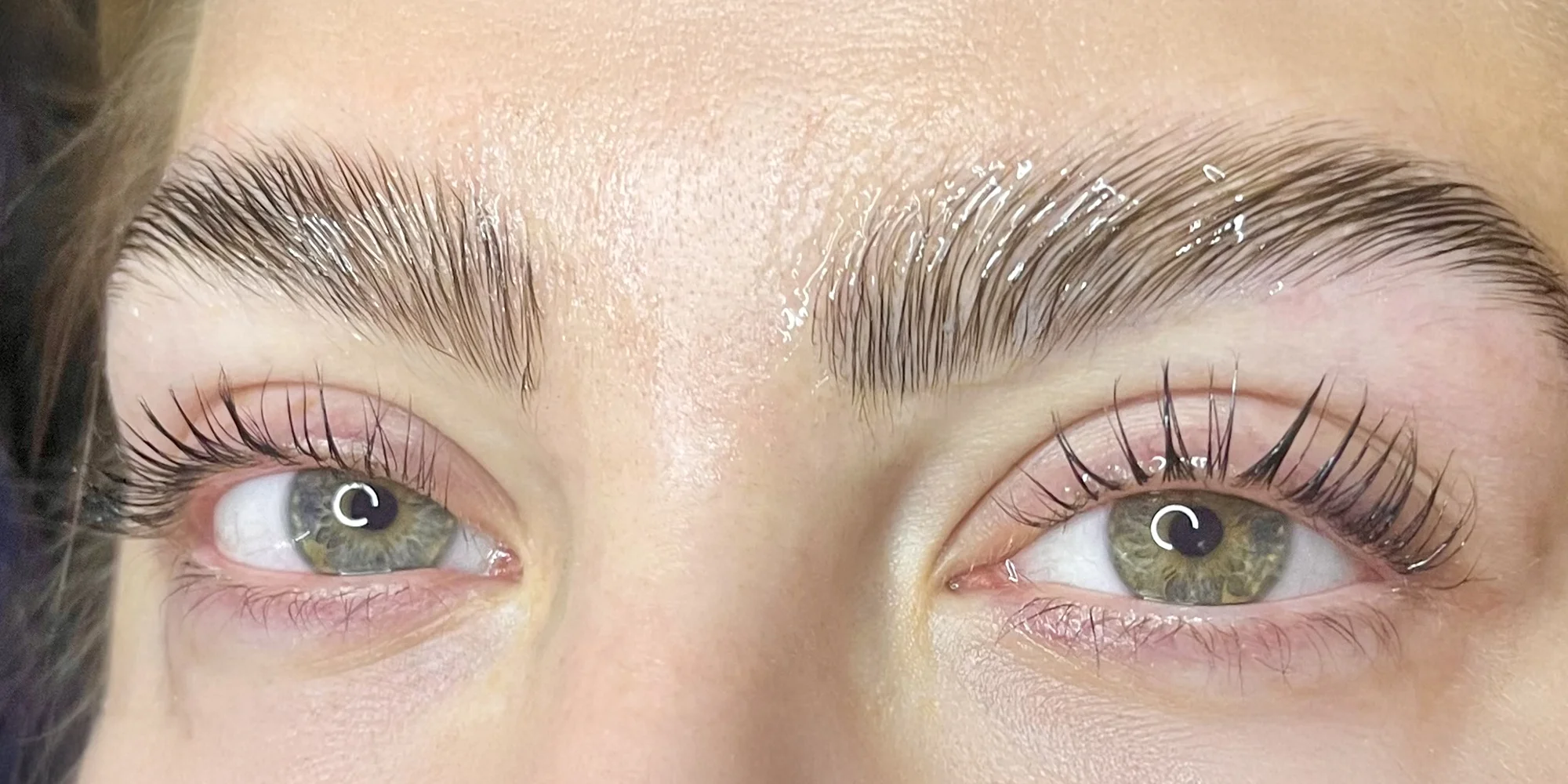 Svůdný pohled za všech okolností: lash lifting pro natočené řasy a laminace obočí