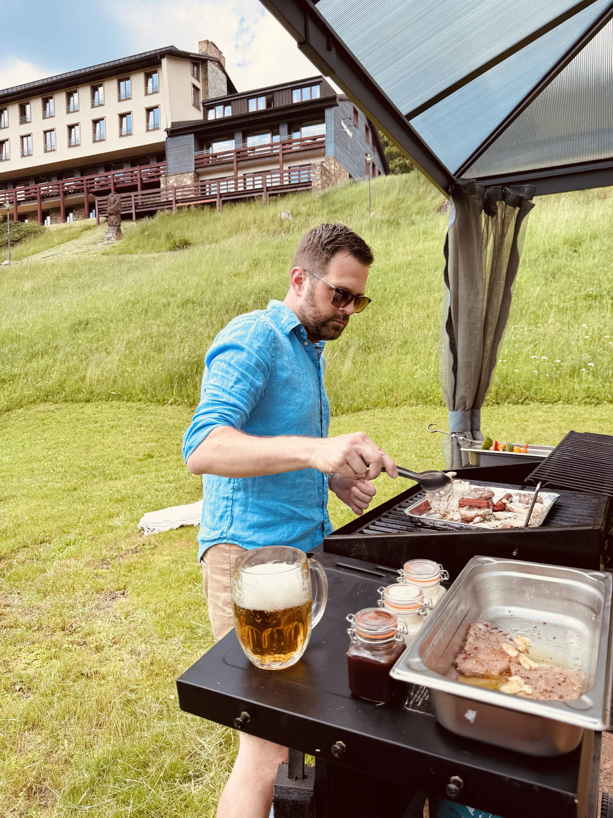 Zapůjčení grilu na 2 hodiny + grill balíček (maso, sýry, pečivo, omáčky)