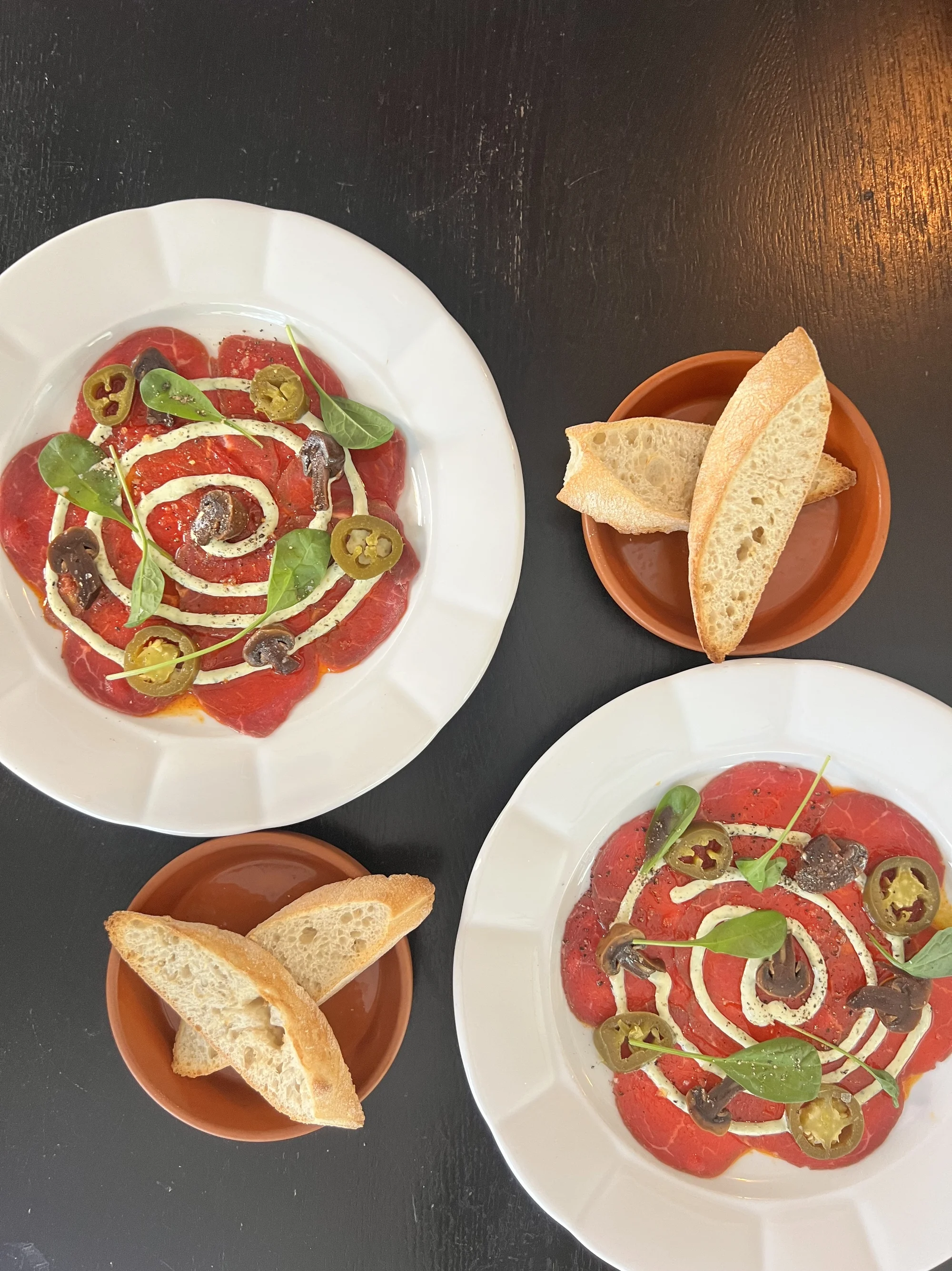 Jídlo dle výběru pro dvě osoby v tapas restauraci: carpaccio, tatarák i pinsa