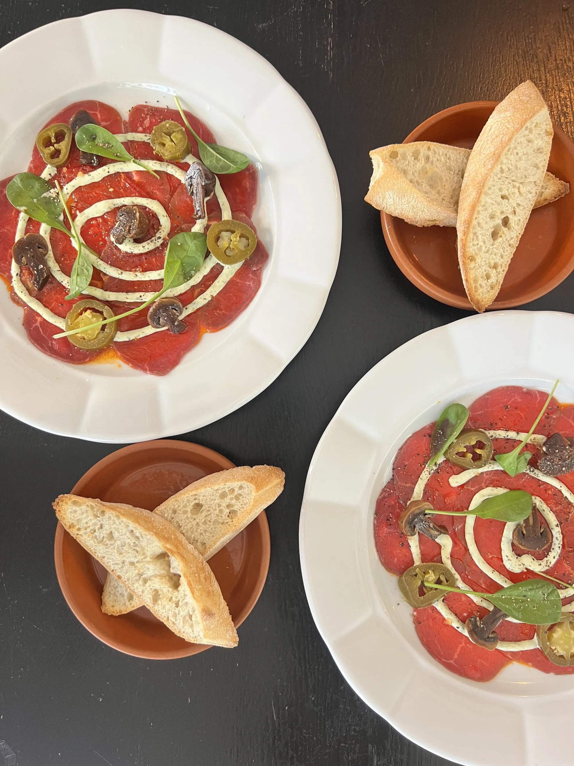 Jídlo dle výběru pro dvě osoby v tapas restauraci: carpaccio, tatarák i pinsa