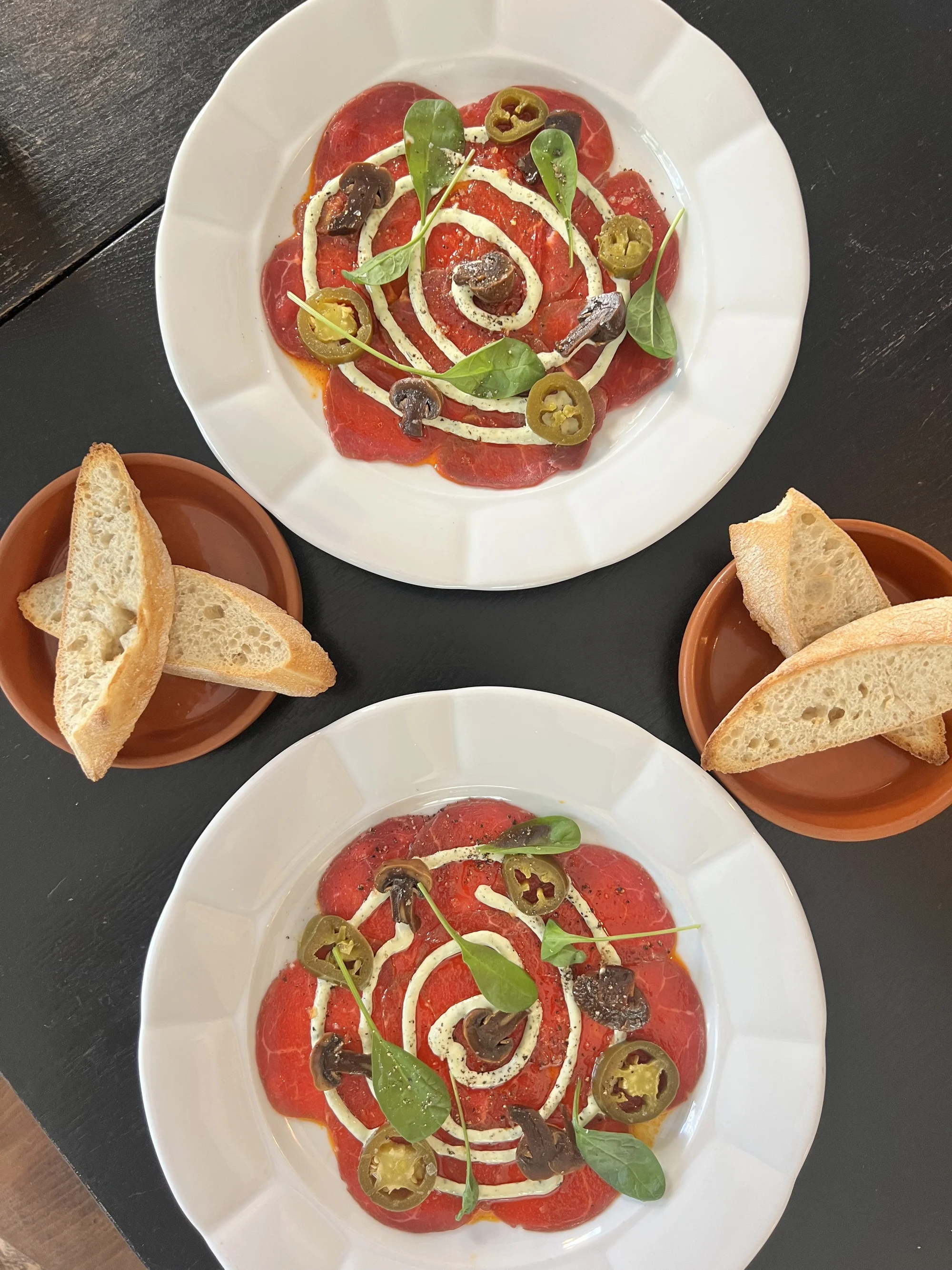 Jídlo dle výběru pro dvě osoby v tapas restauraci: carpaccio, tatarák i pinsa