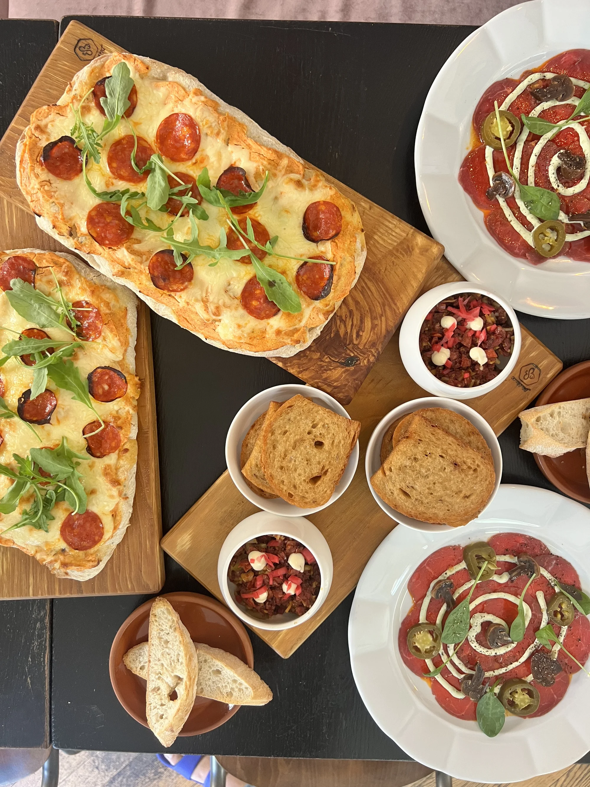 Jídlo dle výběru pro dvě osoby v tapas restauraci: carpaccio, tatarák i pinsa