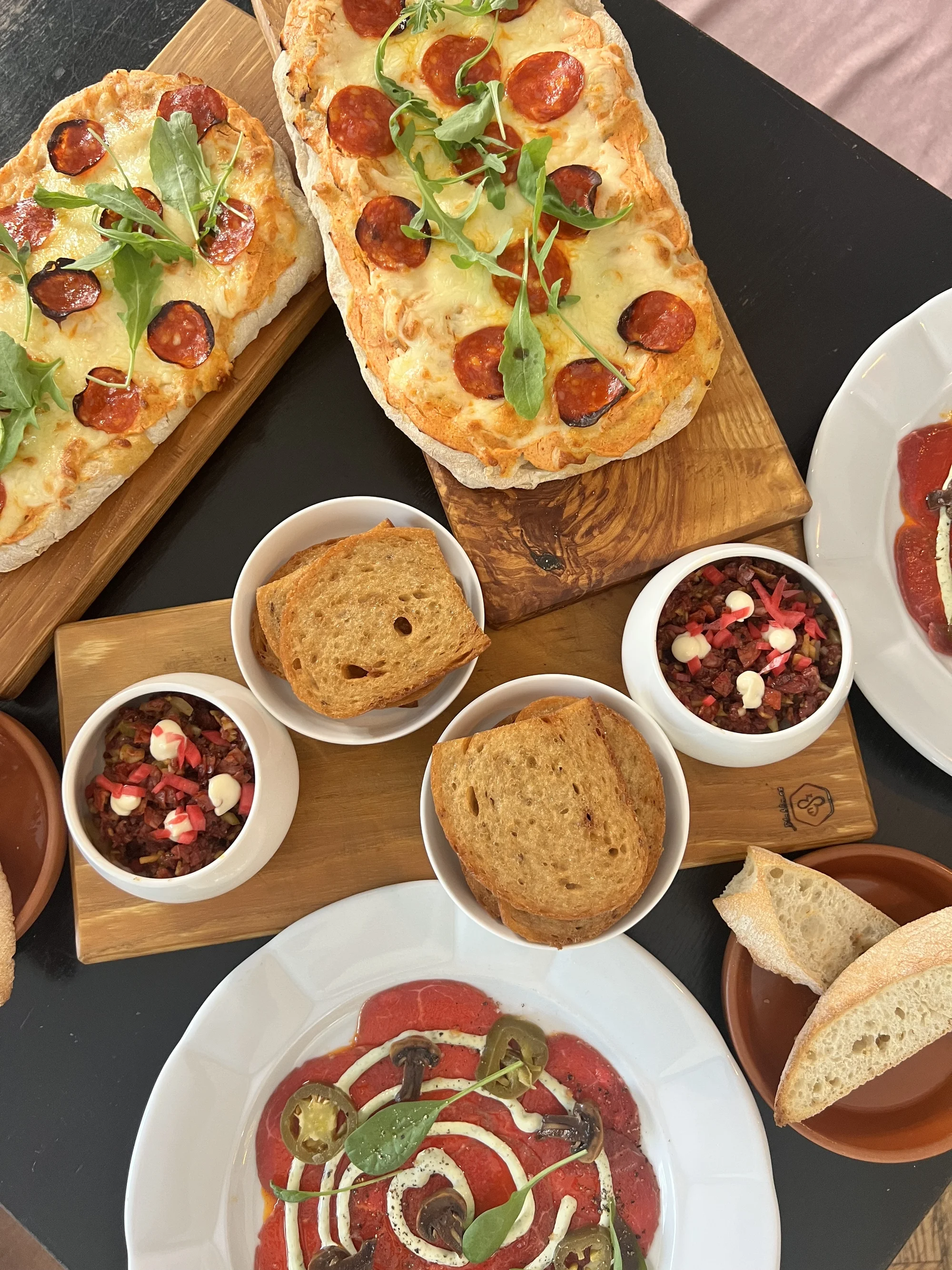 Jídlo dle výběru pro dvě osoby v tapas restauraci: carpaccio, tatarák i pinsa