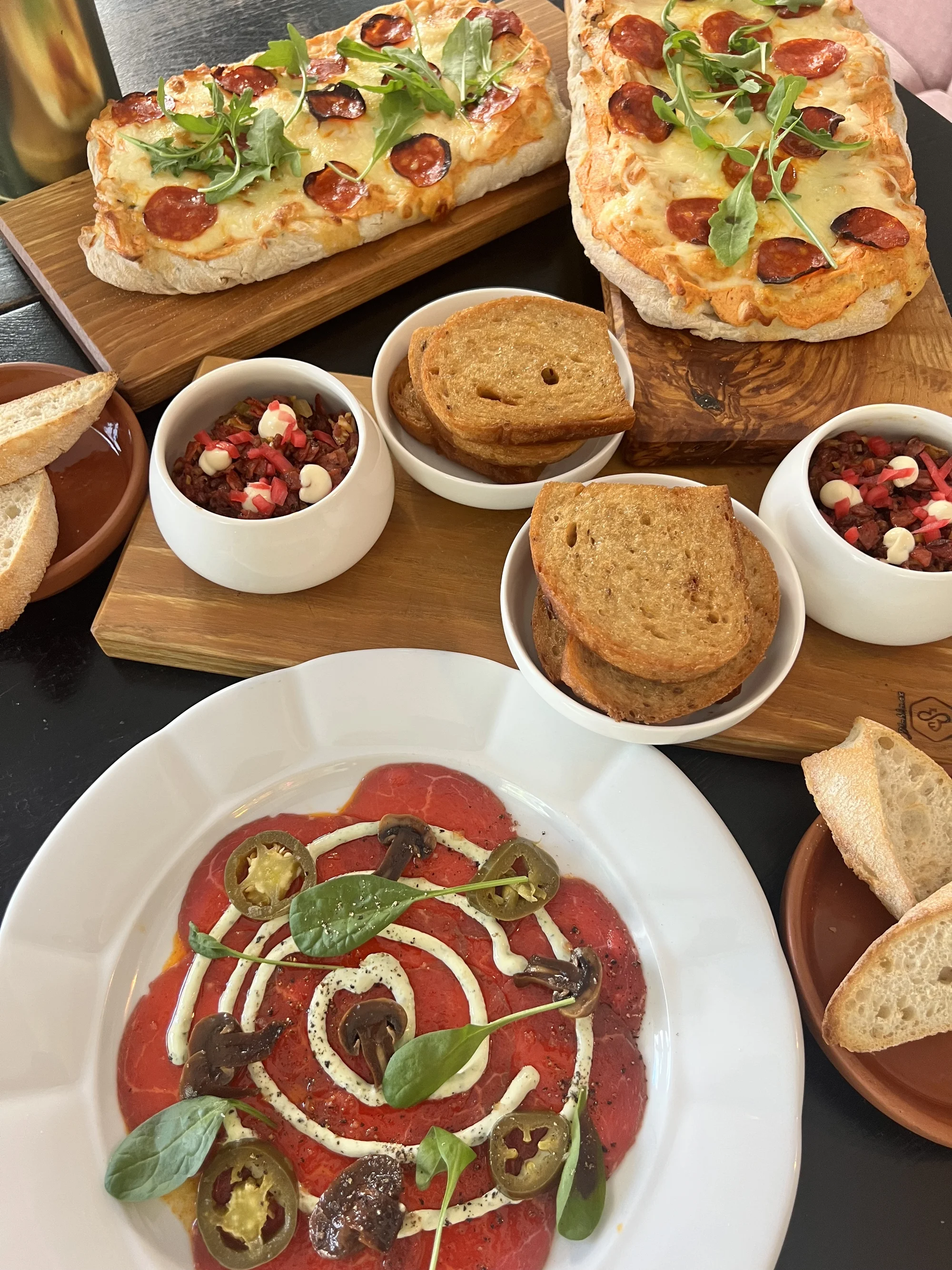 Jídlo dle výběru pro dvě osoby v tapas restauraci: carpaccio, tatarák i pinsa