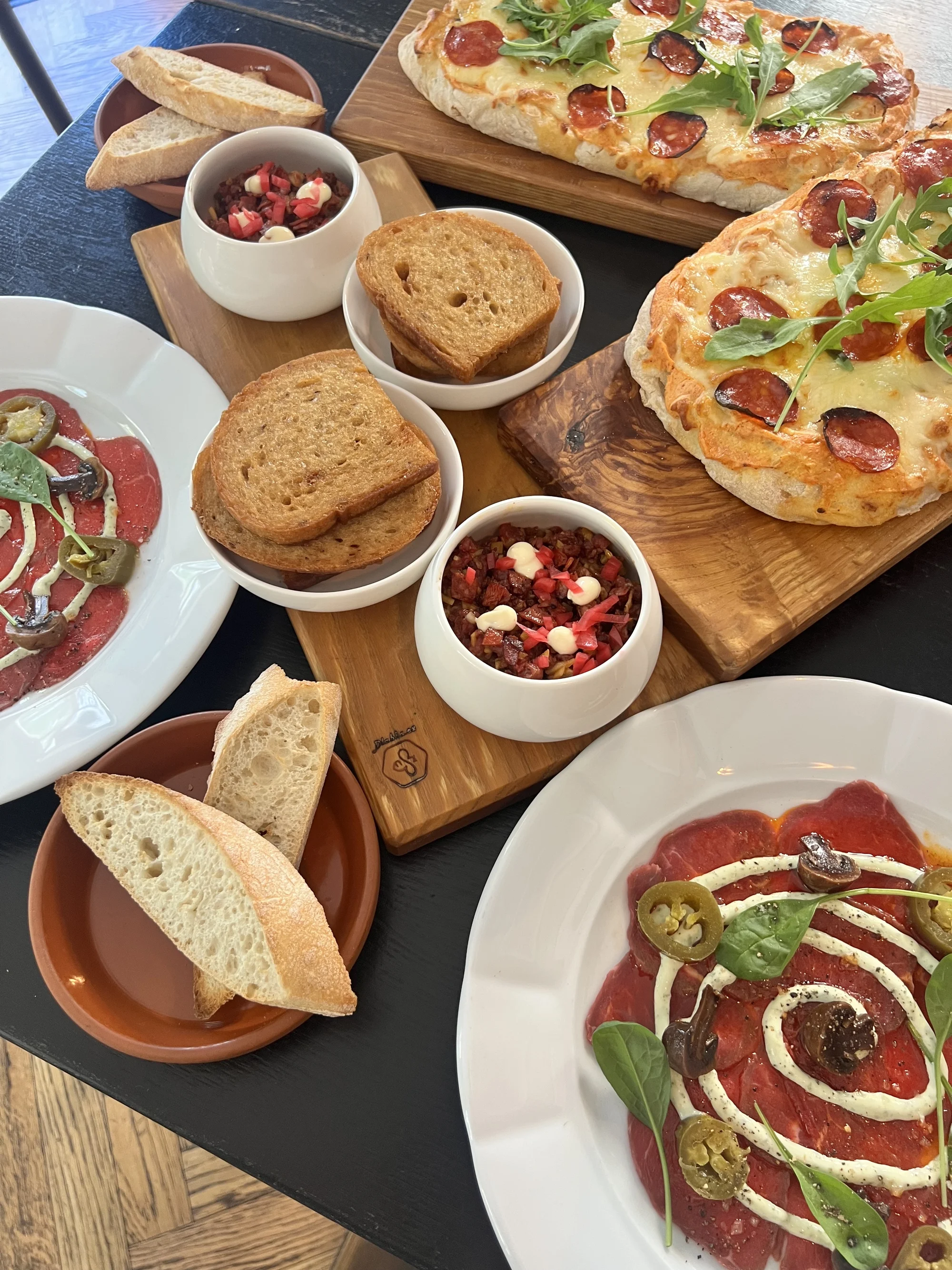 Jídlo dle výběru pro dvě osoby v tapas restauraci: carpaccio, tatarák i pinsa