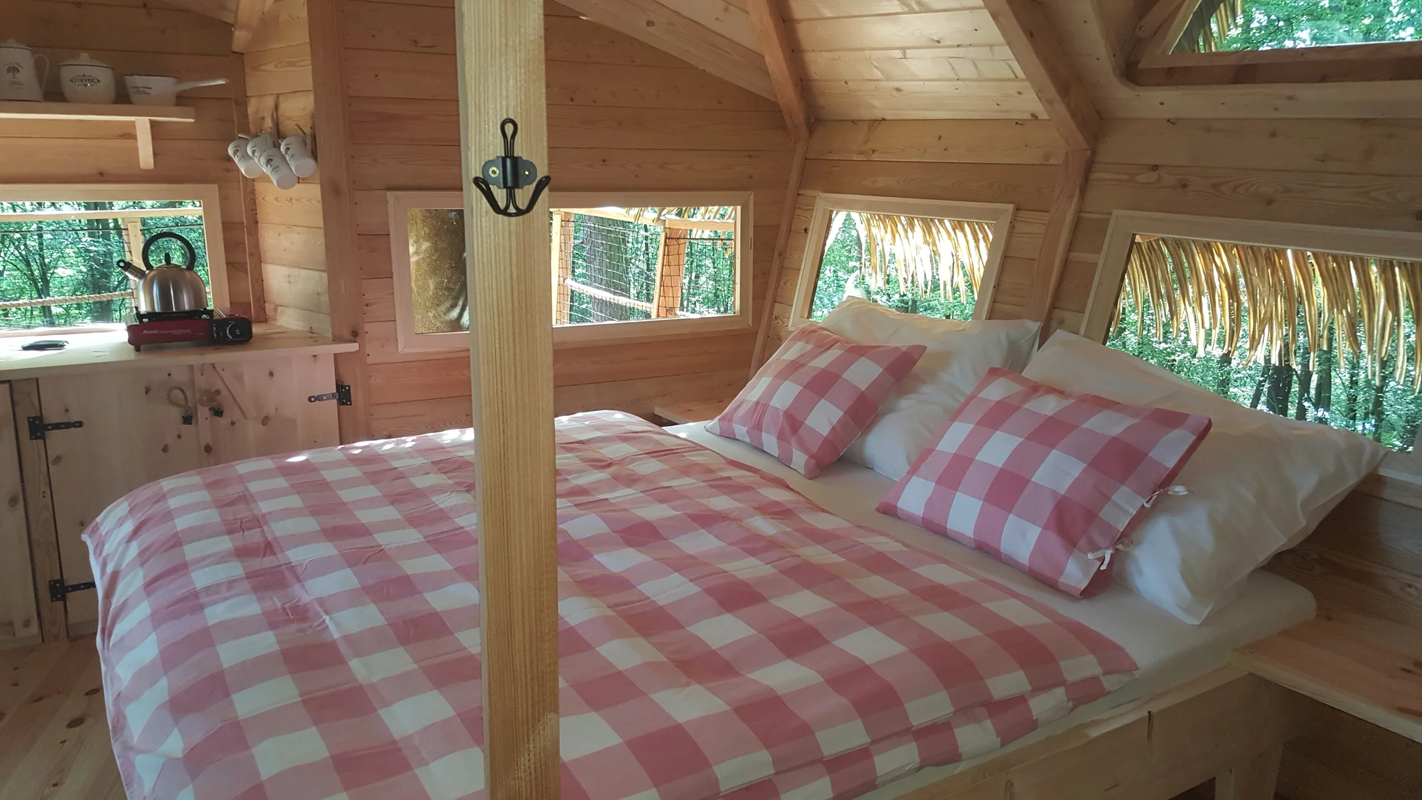 Romantický treehouse na Sázavě: plný minibar, možnost snídaně a božský výhled