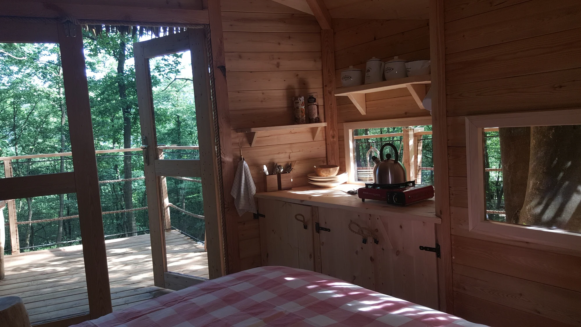 Romantický treehouse na Sázavě: plný minibar, možnost snídaně a božský výhled