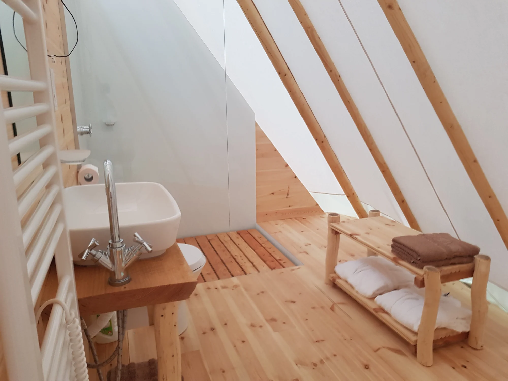 Relax v Posázaví: luxusní teepee se saunou, koupacím sudem i možností snídaně