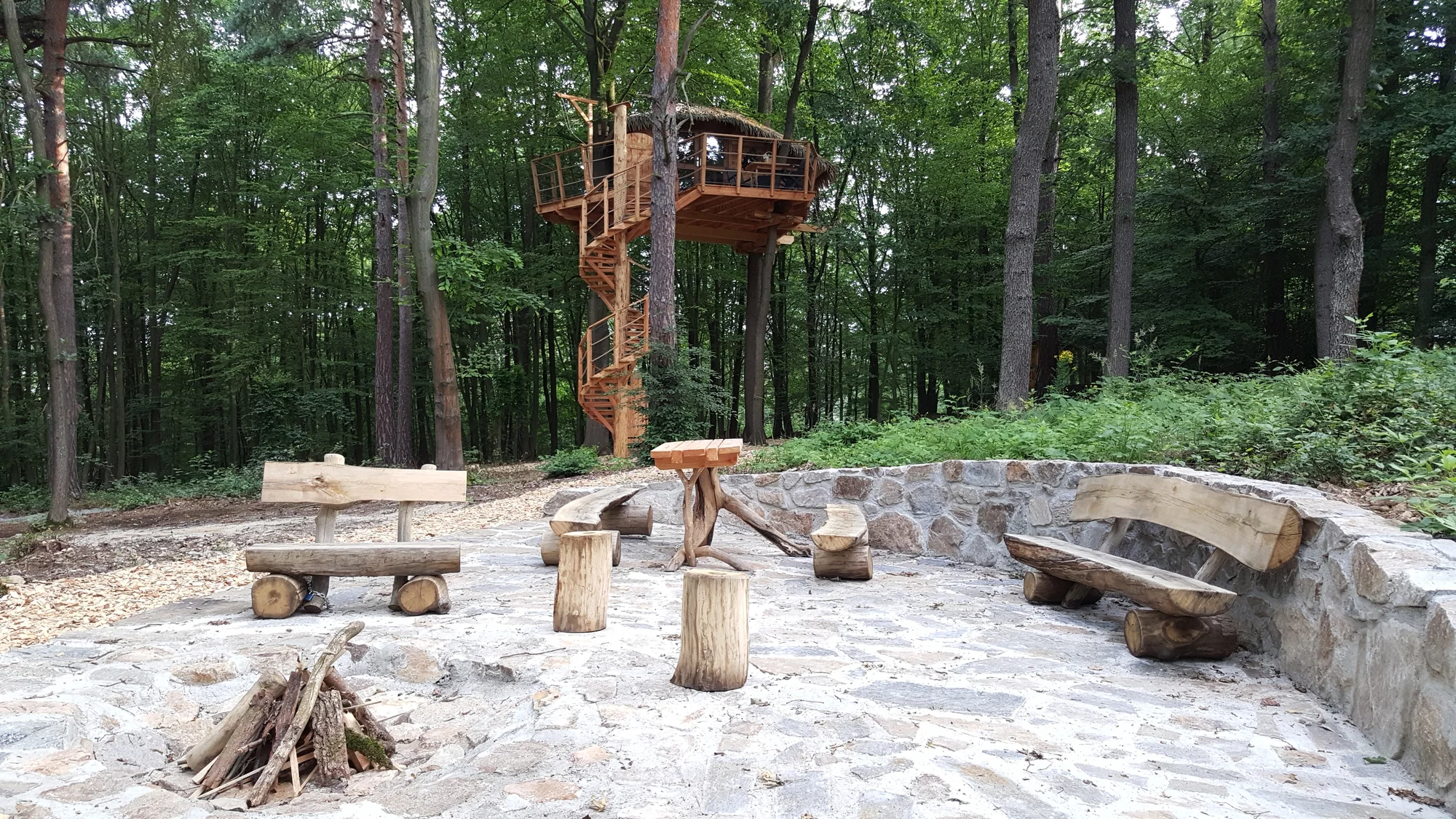 Romantický treehouse na Sázavě: plný minibar, možnost snídaně a božský výhled