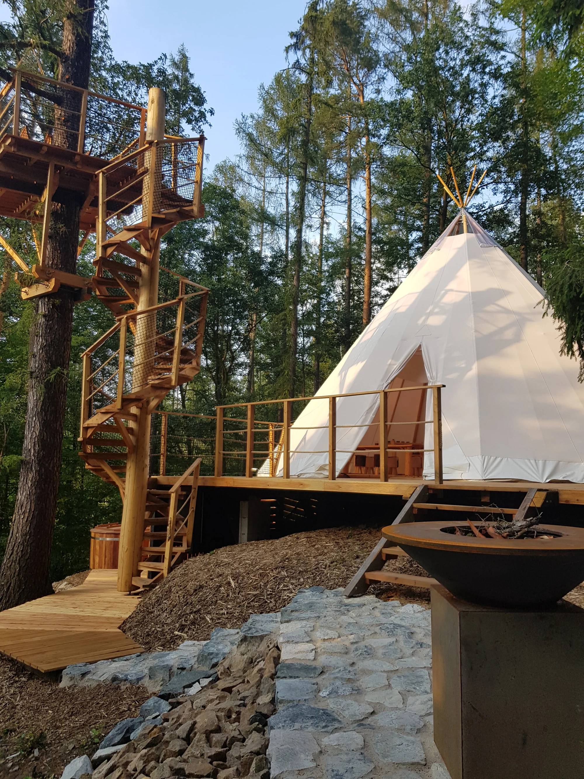 Relax v Posázaví: luxusní teepee se saunou, koupacím sudem i možností snídaně