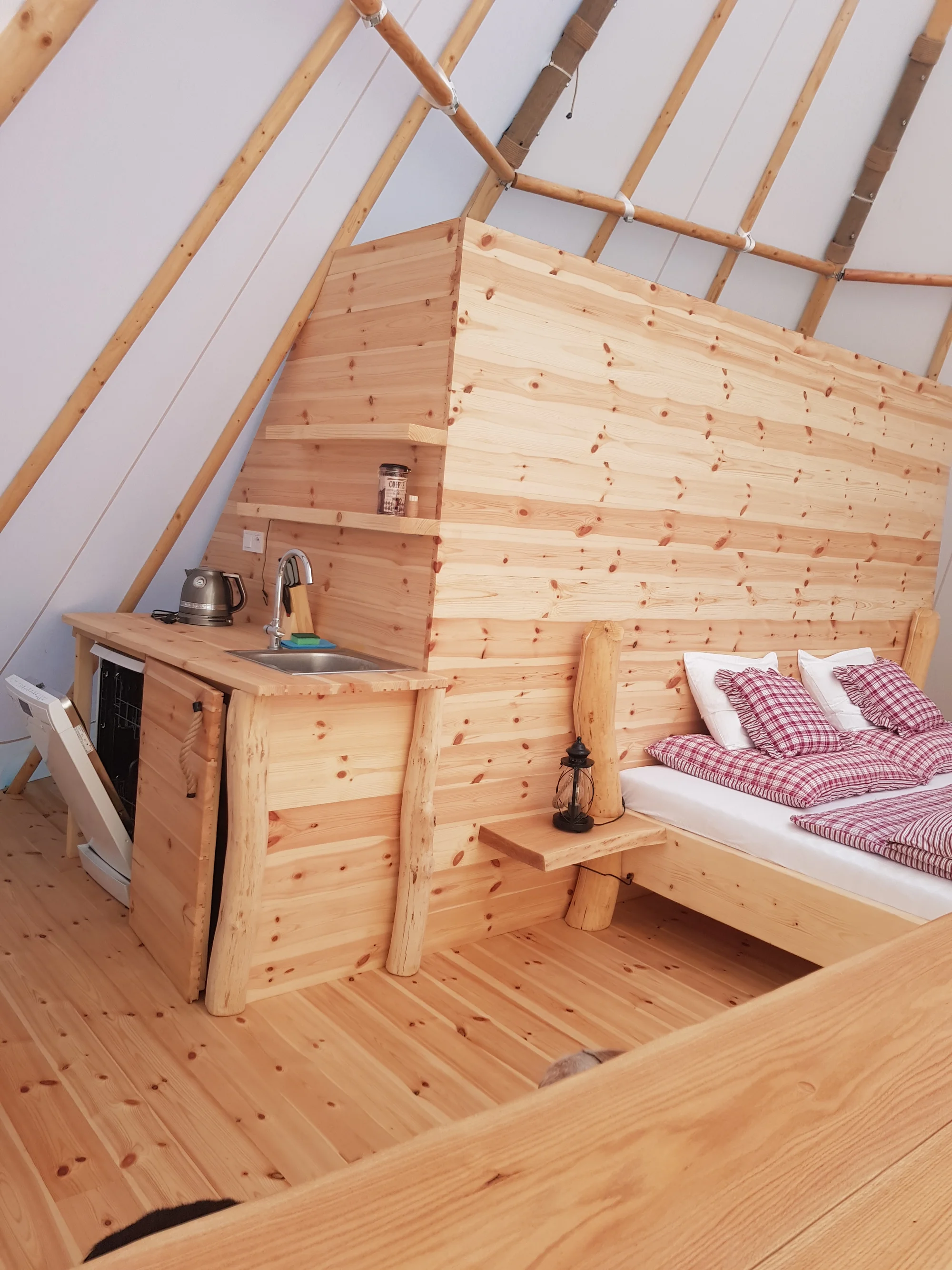 Relax v Posázaví: luxusní teepee se saunou, koupacím sudem i možností snídaně