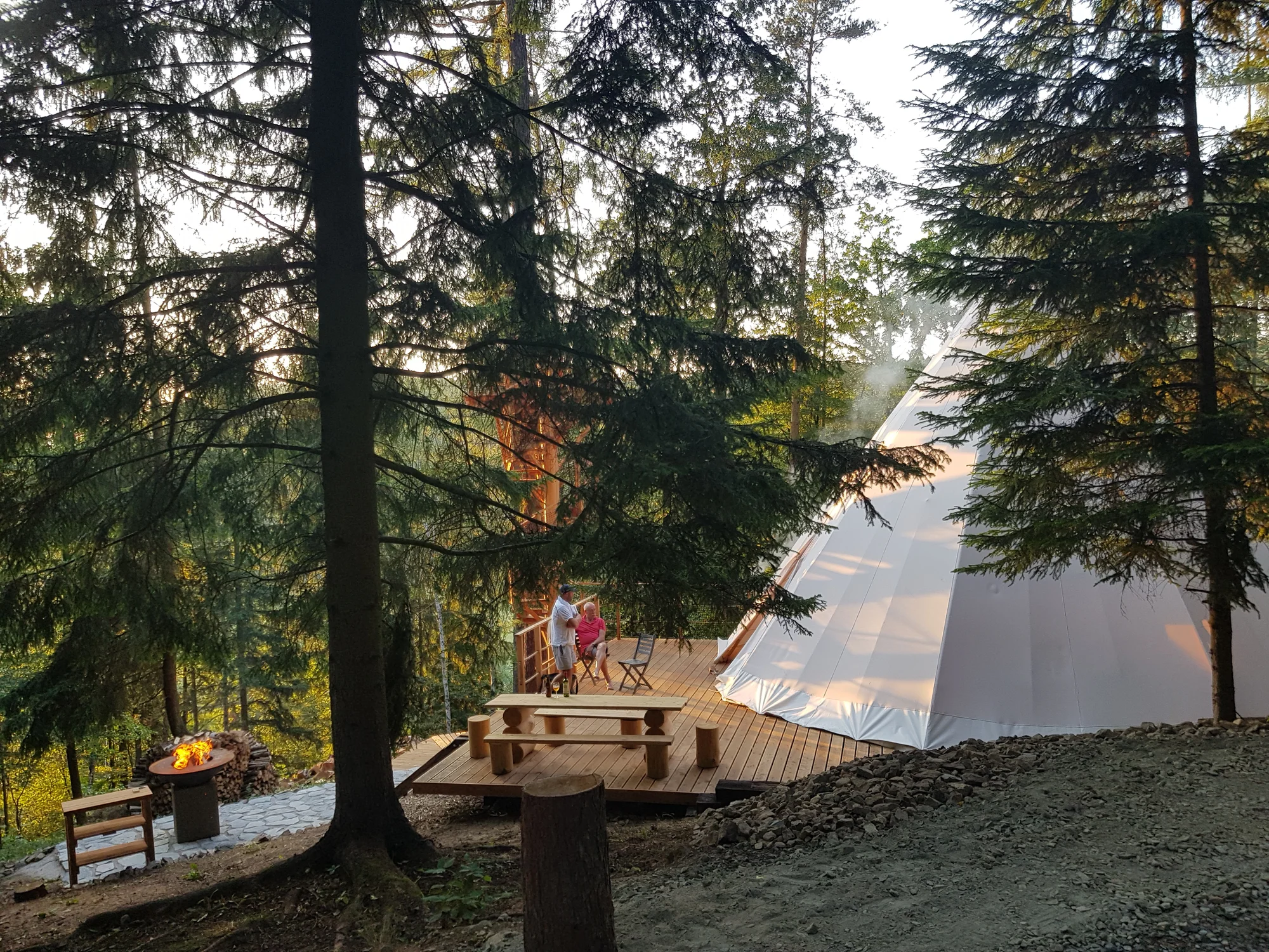 Relax v Posázaví: luxusní teepee se saunou, koupacím sudem i možností snídaně