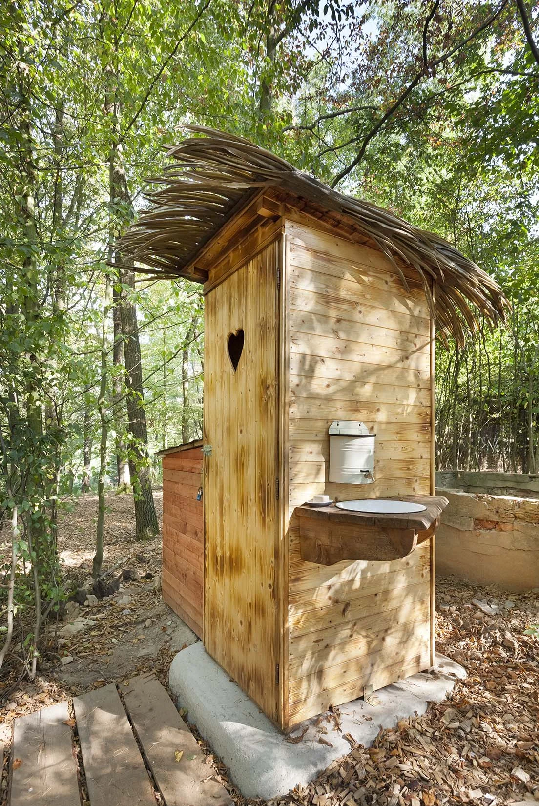 Romantický treehouse na Sázavě: plný minibar, možnost snídaně a božský výhled