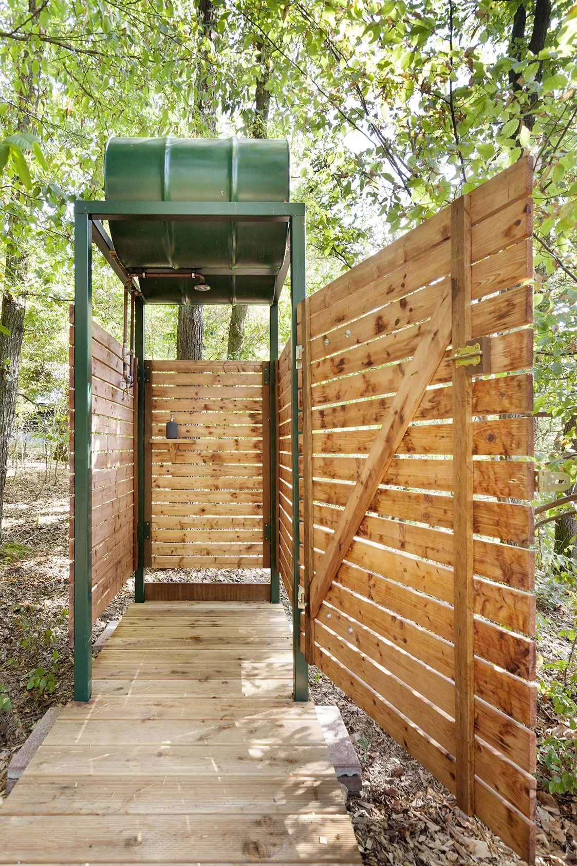 Romantický treehouse na Sázavě: plný minibar, možnost snídaně a božský výhled