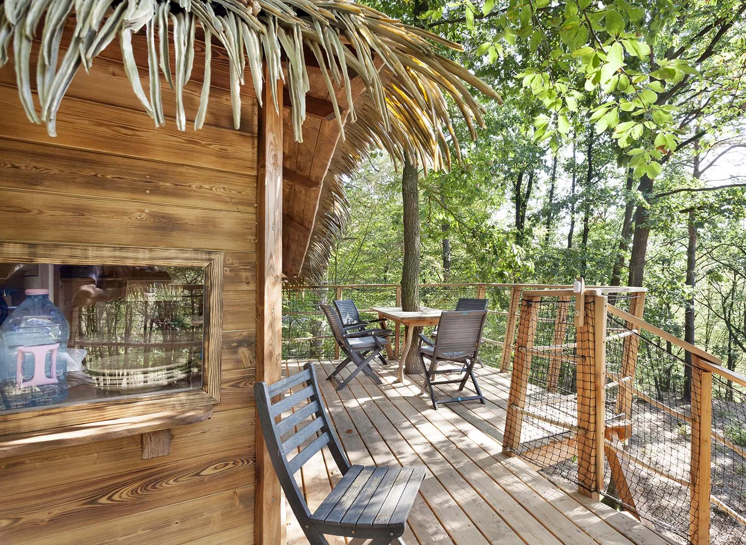 Romantický treehouse na Sázavě: plný minibar, možnost snídaně a božský výhled