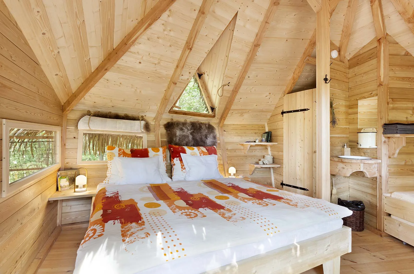 Romantický treehouse na Sázavě: plný minibar, možnost snídaně a božský výhled