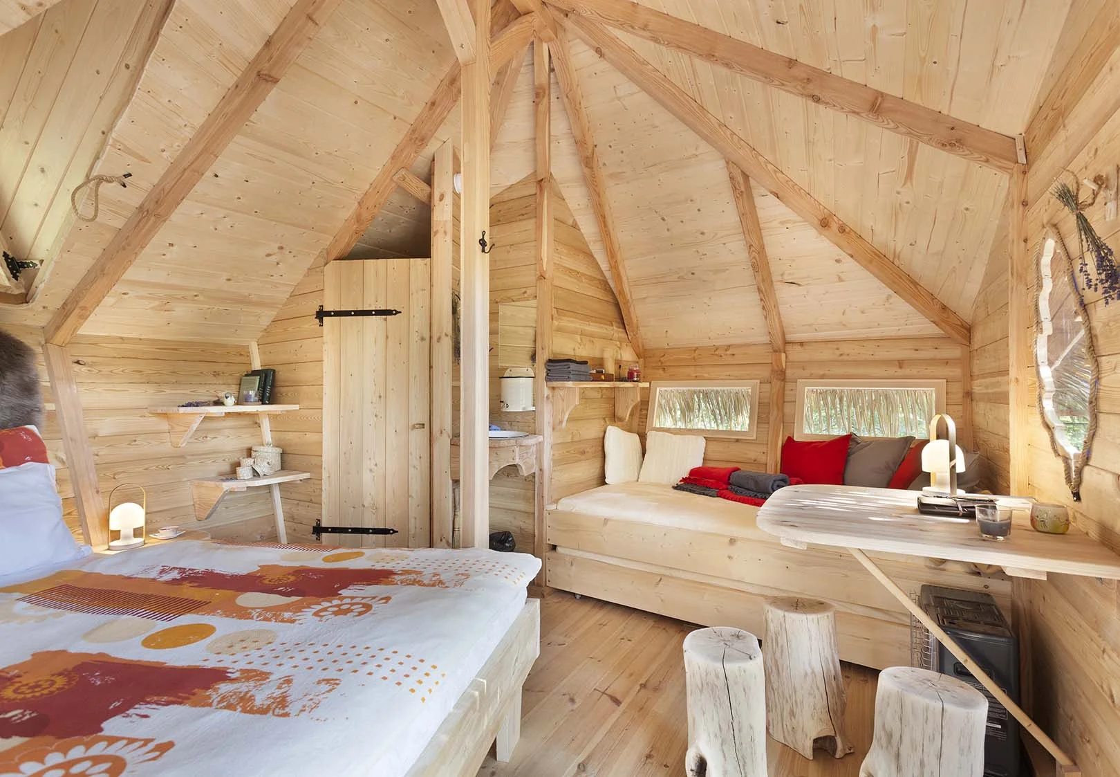Romantický treehouse na Sázavě: plný minibar, možnost snídaně a božský výhled