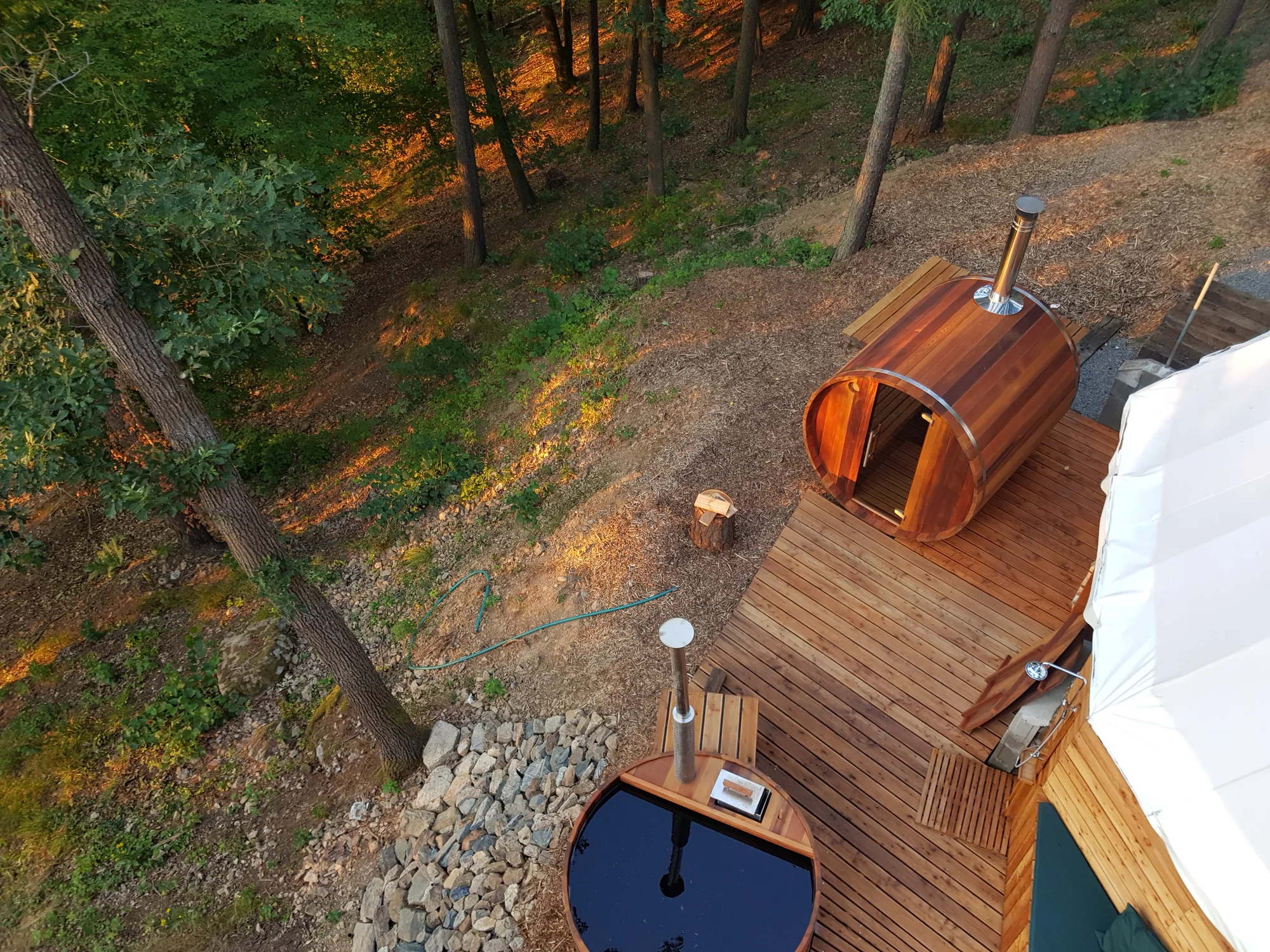 Relax v Posázaví: luxusní teepee se saunou, koupacím sudem i možností snídaně