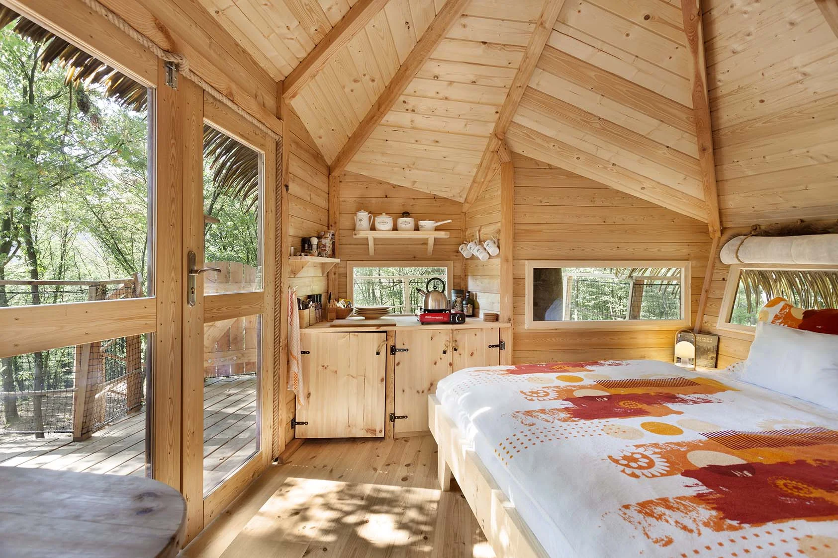 Romantický treehouse na Sázavě: plný minibar, možnost snídaně a božský výhled